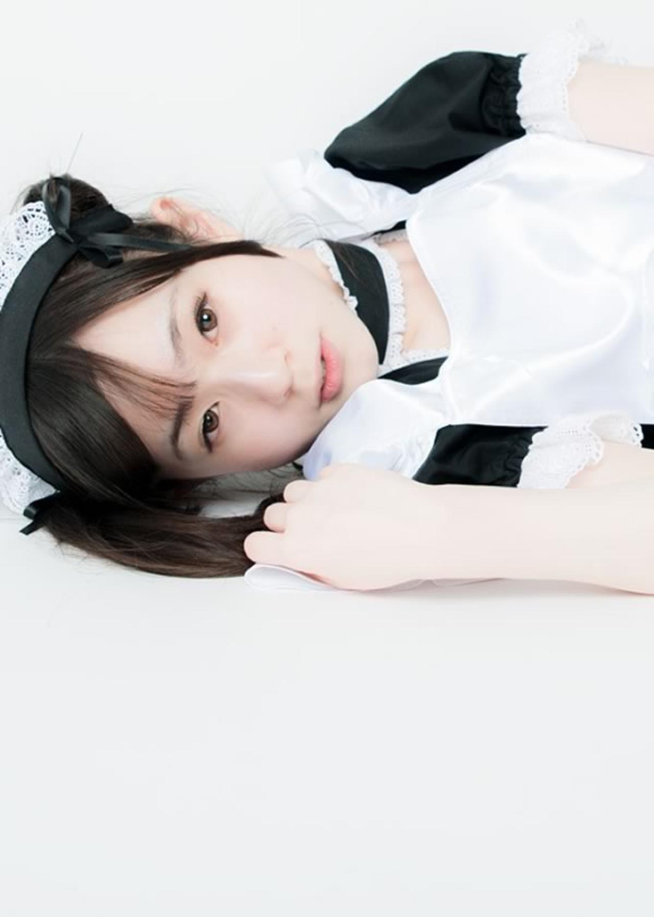 小鸟依人的双马尾黑衣女仆躺在地上专心看前方的样子