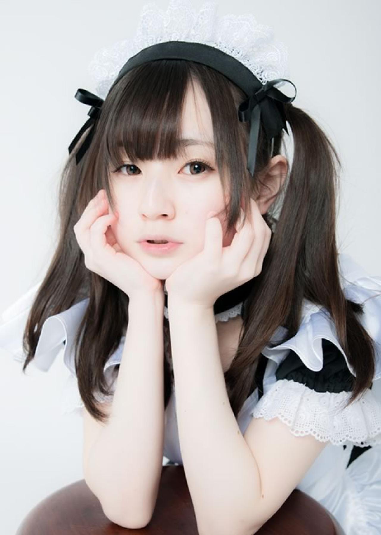 小鸟依人的双马尾黑衣女仆双手拖住下巴的样子