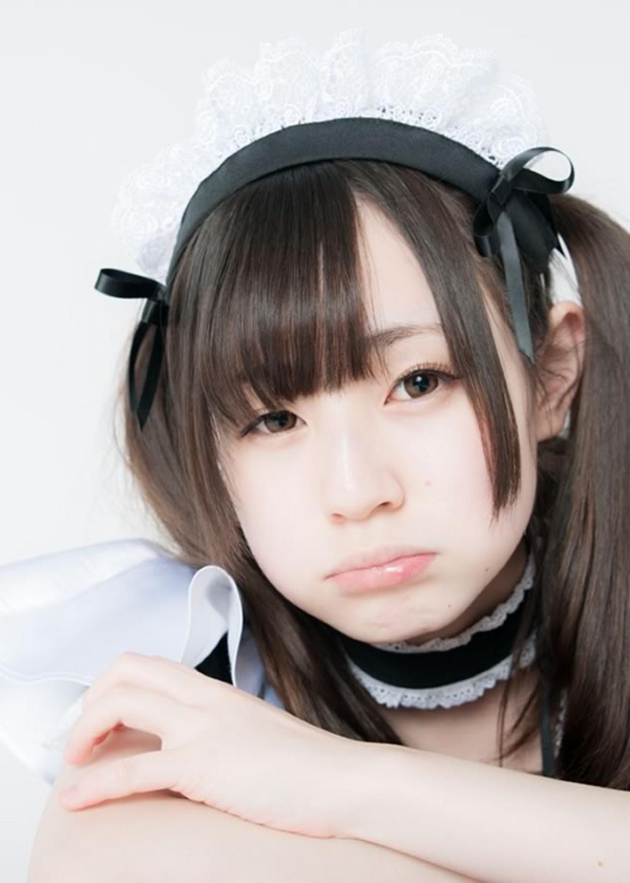 小鸟依人的双马尾黑衣女仆嘟嘴快要生气到哭的样子