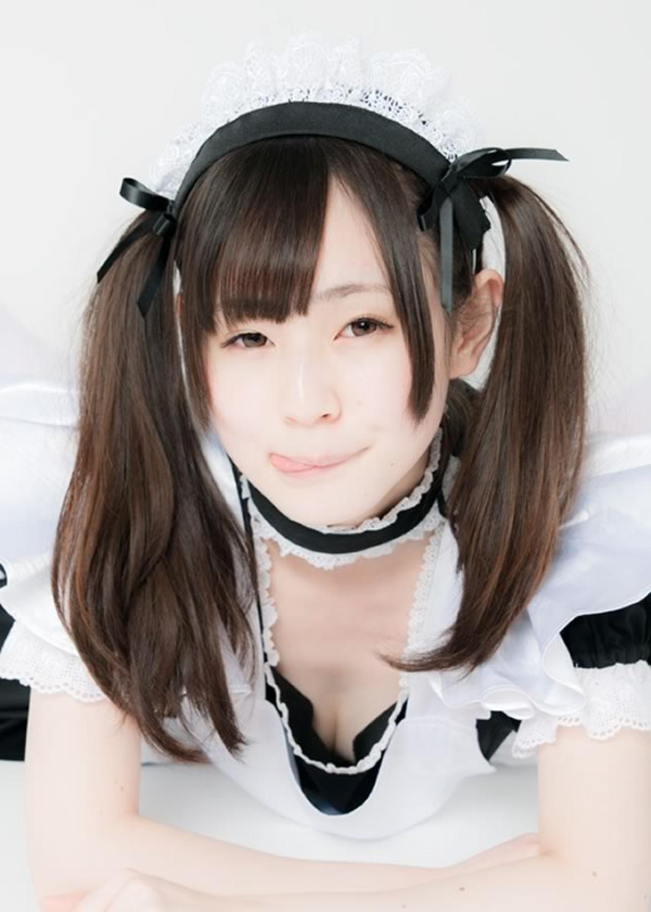 小鸟依人的双马尾黑衣女仆用舌头舔嘴好似回味无穷的样子