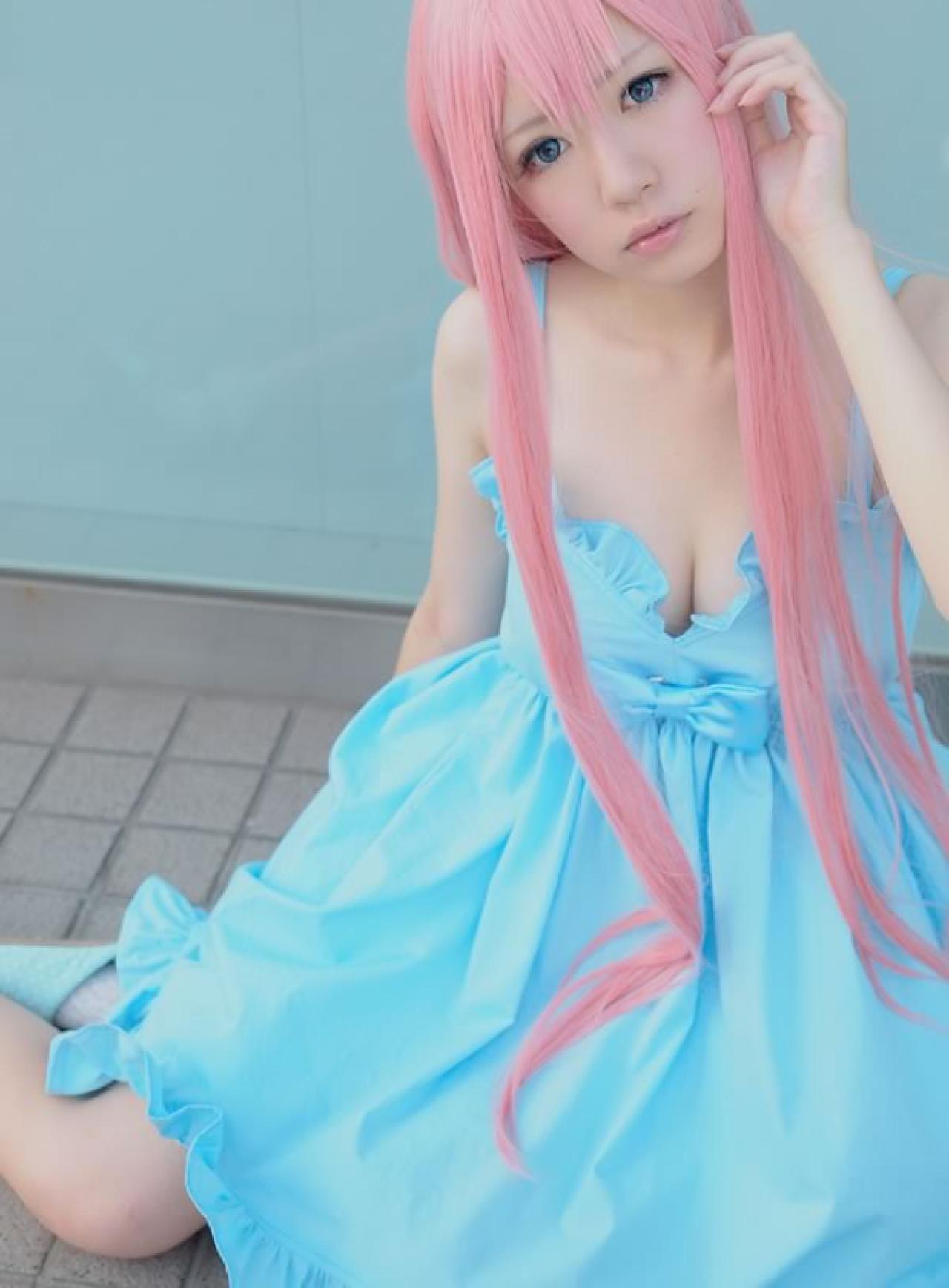 Miyabi粉色短发身穿淡蓝色短裙扮演巡音露卡轻抚头发