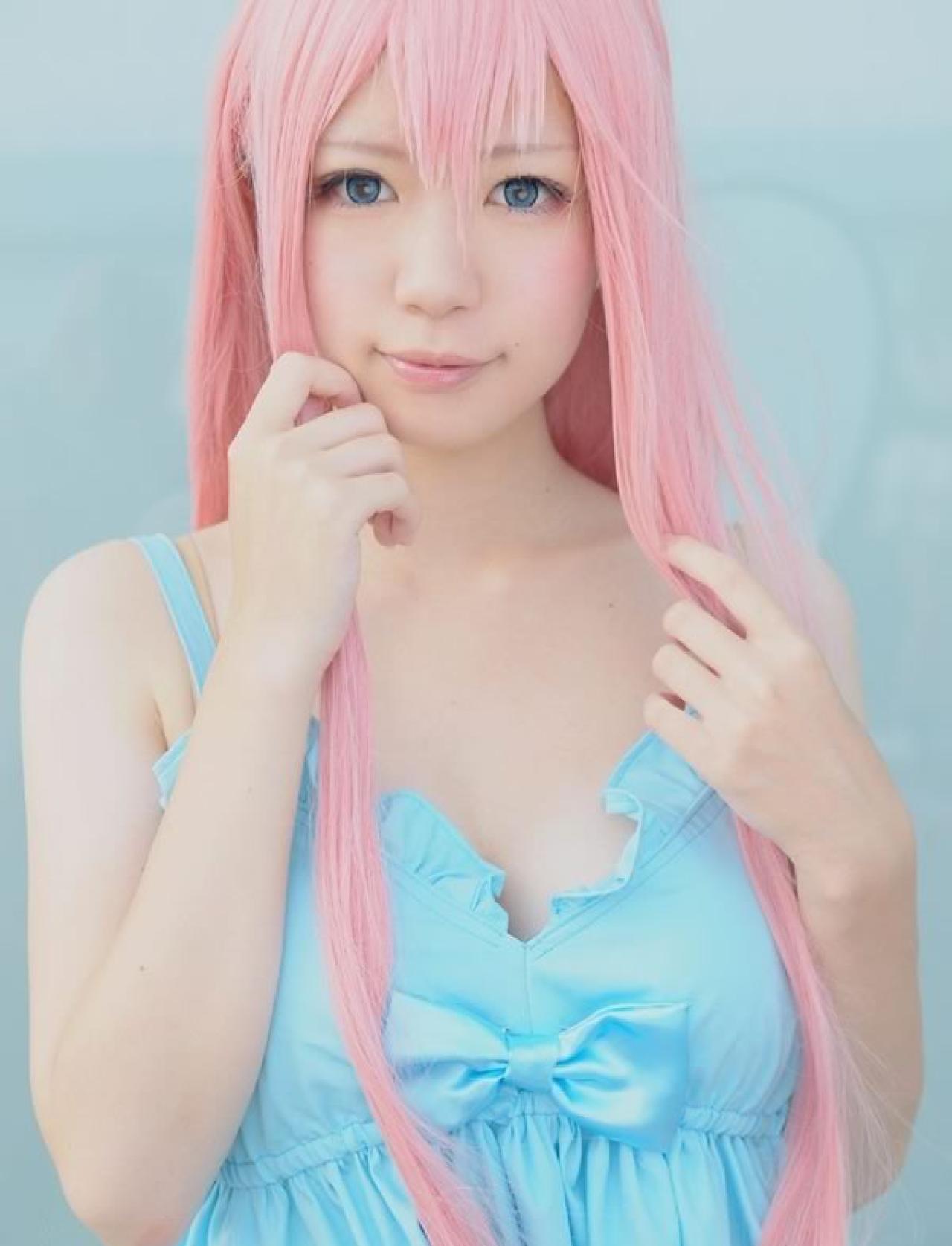 Miyabi粉色短发身穿淡蓝色短裙扮演巡音露卡手指轻抵下巴