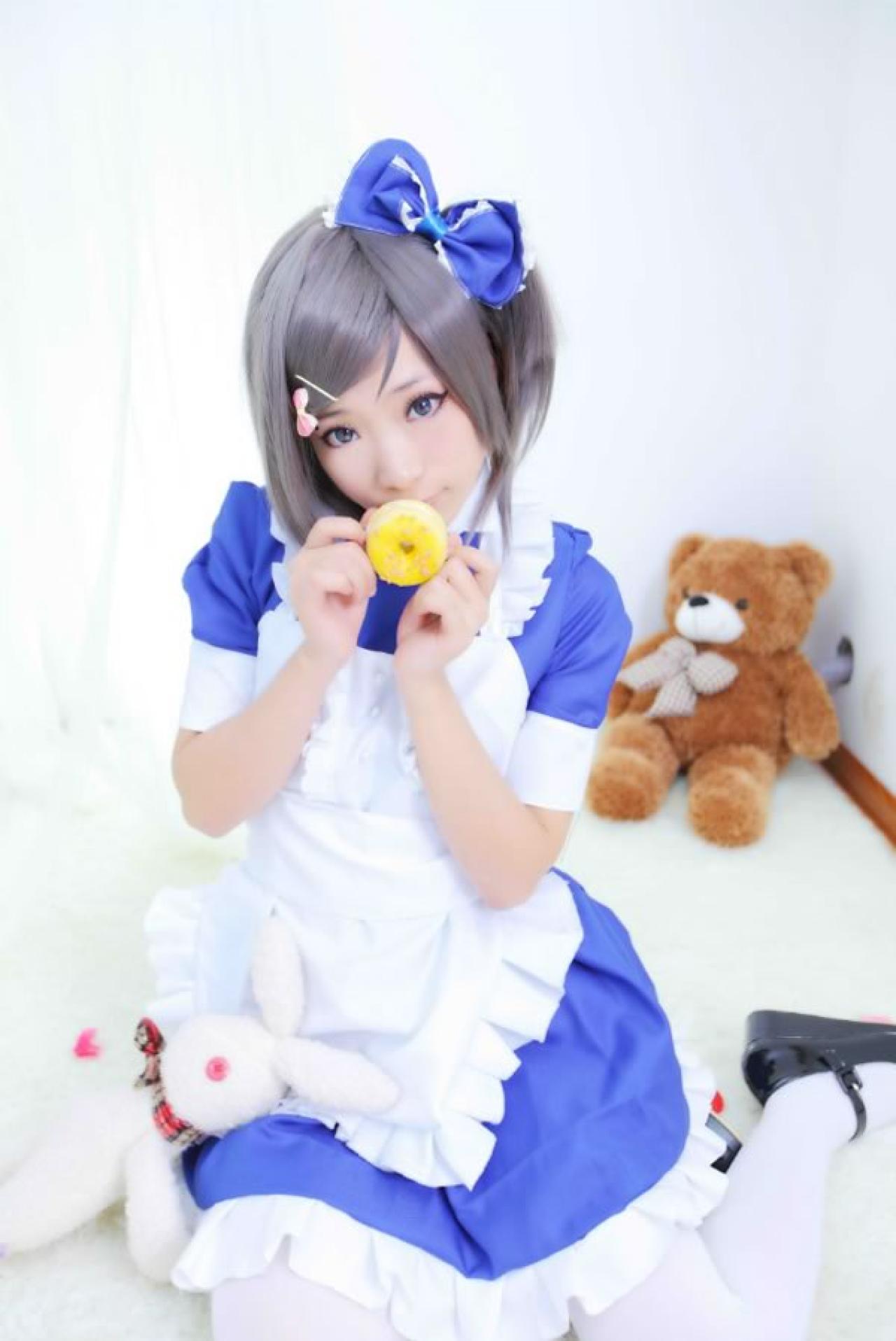 spirit凉ryo_囧神穿着蓝色女仆装扮演筒隐月子，亲吻甜心圈微侧面照