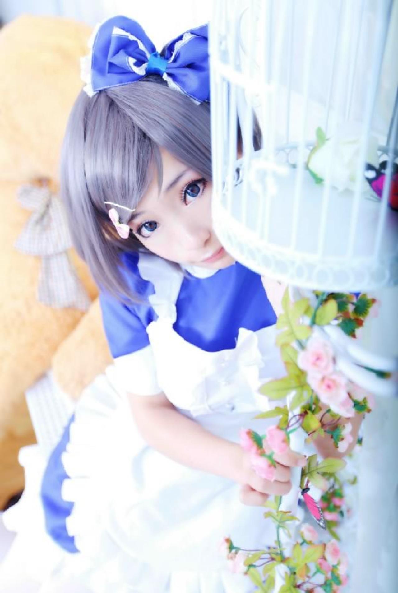 spirit凉ryo_囧神穿着蓝色女仆装扮演筒隐月子抬头看着白色鸟笼子