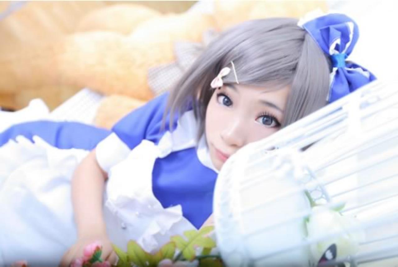 spirit凉ryo_囧神穿着蓝色女仆装扮演筒隐月子想要打开鸟笼子