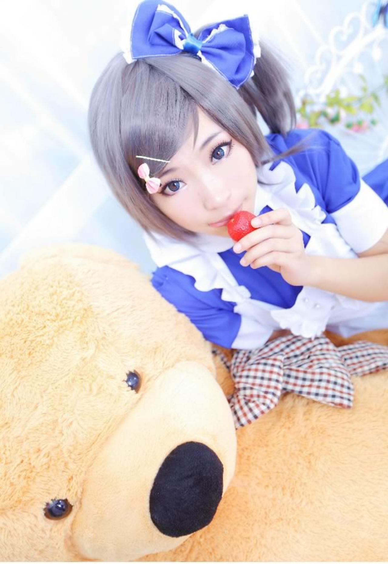 spirit凉ryo_囧神穿着蓝色女仆装扮演筒隐月子靠着毛绒大熊玩具，亲吻草莓