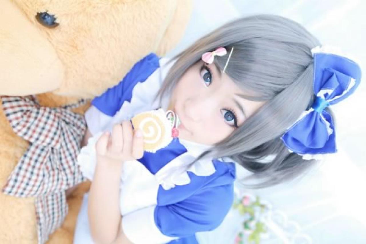 spirit凉ryo_囧神穿着蓝色女仆装扮演筒隐月子靠着毛绒大熊玩具，舔棒棒糖