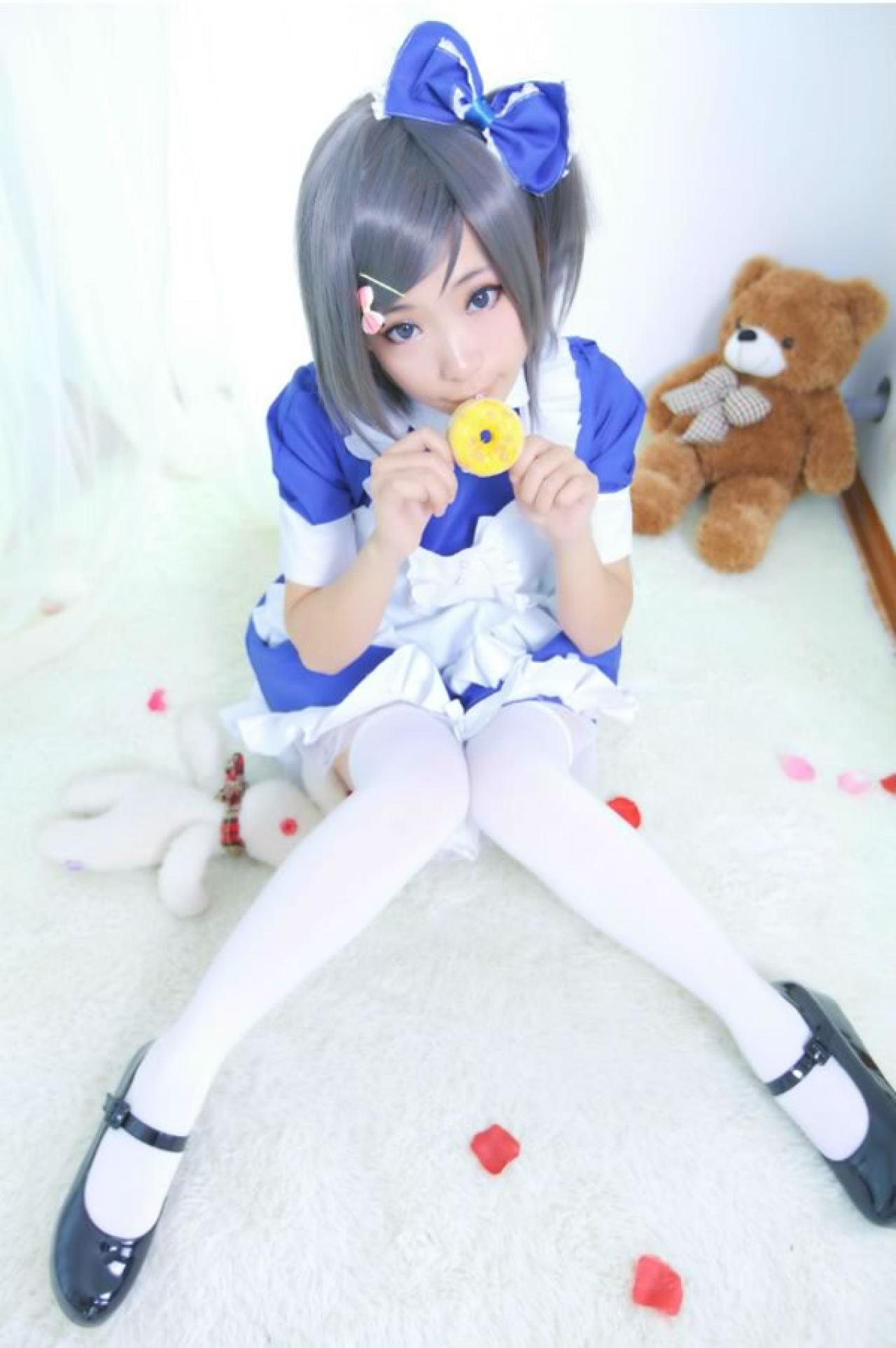 spirit凉ryo_囧神穿着蓝色女仆装扮演筒隐月子，坐在地上亲吻甜心圈正面面照