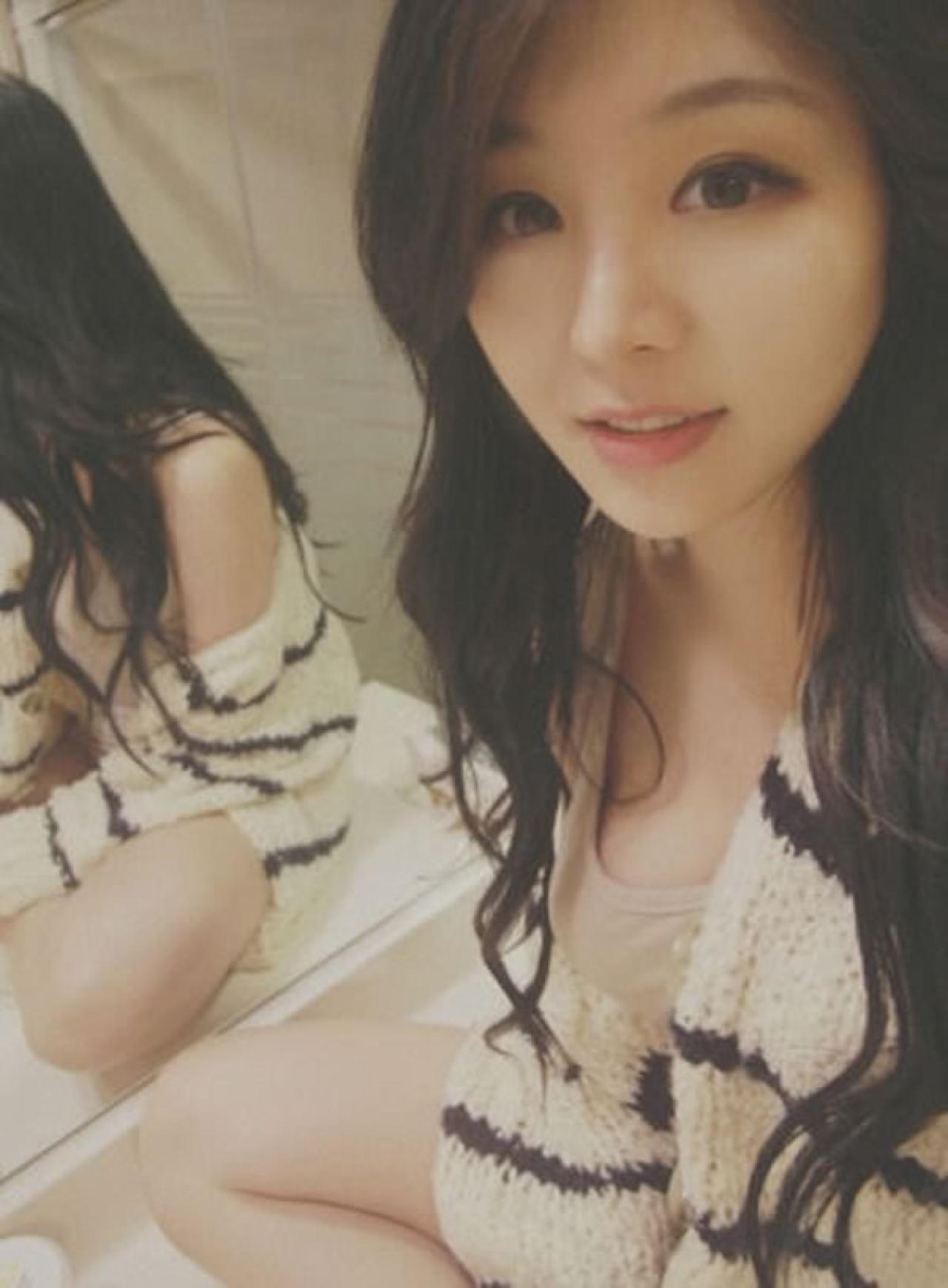 韩国美女主播朴佳琳侧对镜子的自拍