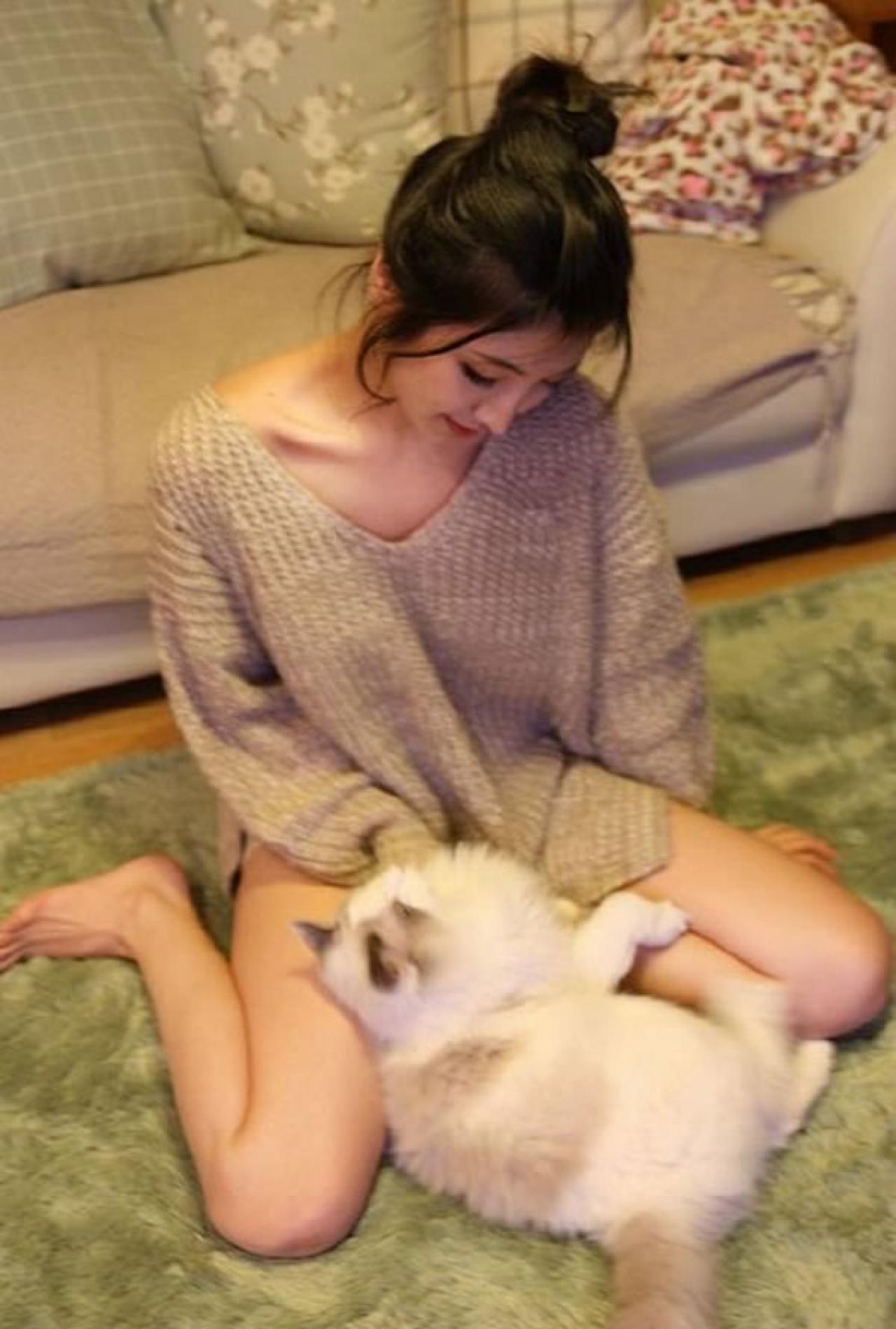 韩国美女主播朴佳琳和小肥猫在地毯上嬉戏