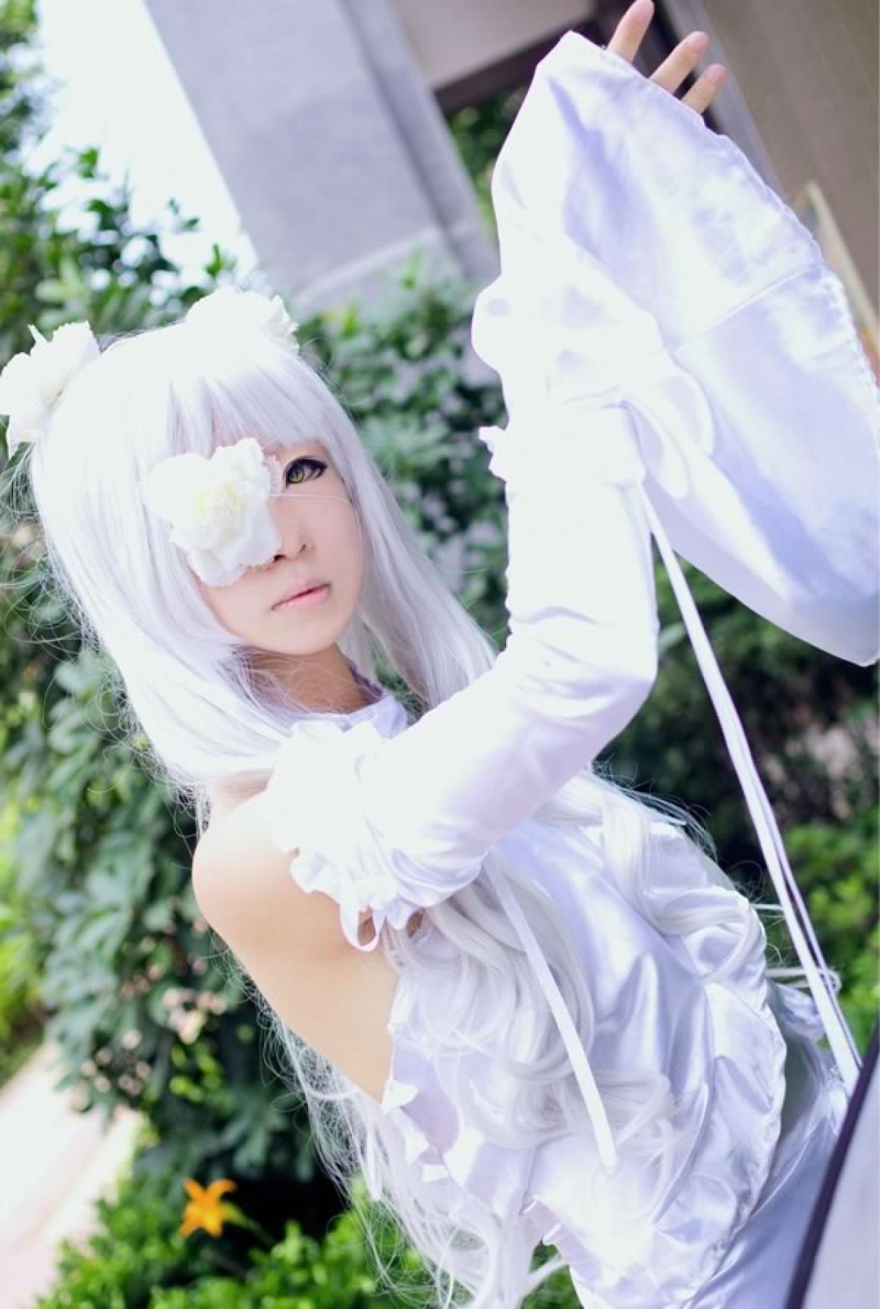 雪华绮晶身穿白色蓓蕾花苞裙抬起手，舞出宽袖的样子