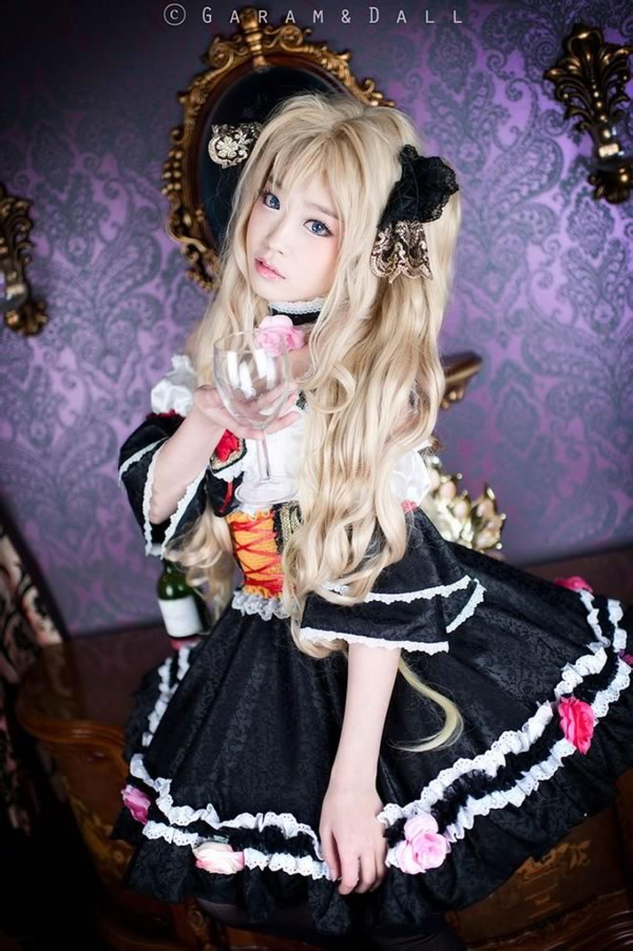 兔娘Tomia穿着黑白洋装端着红酒杯侧面照