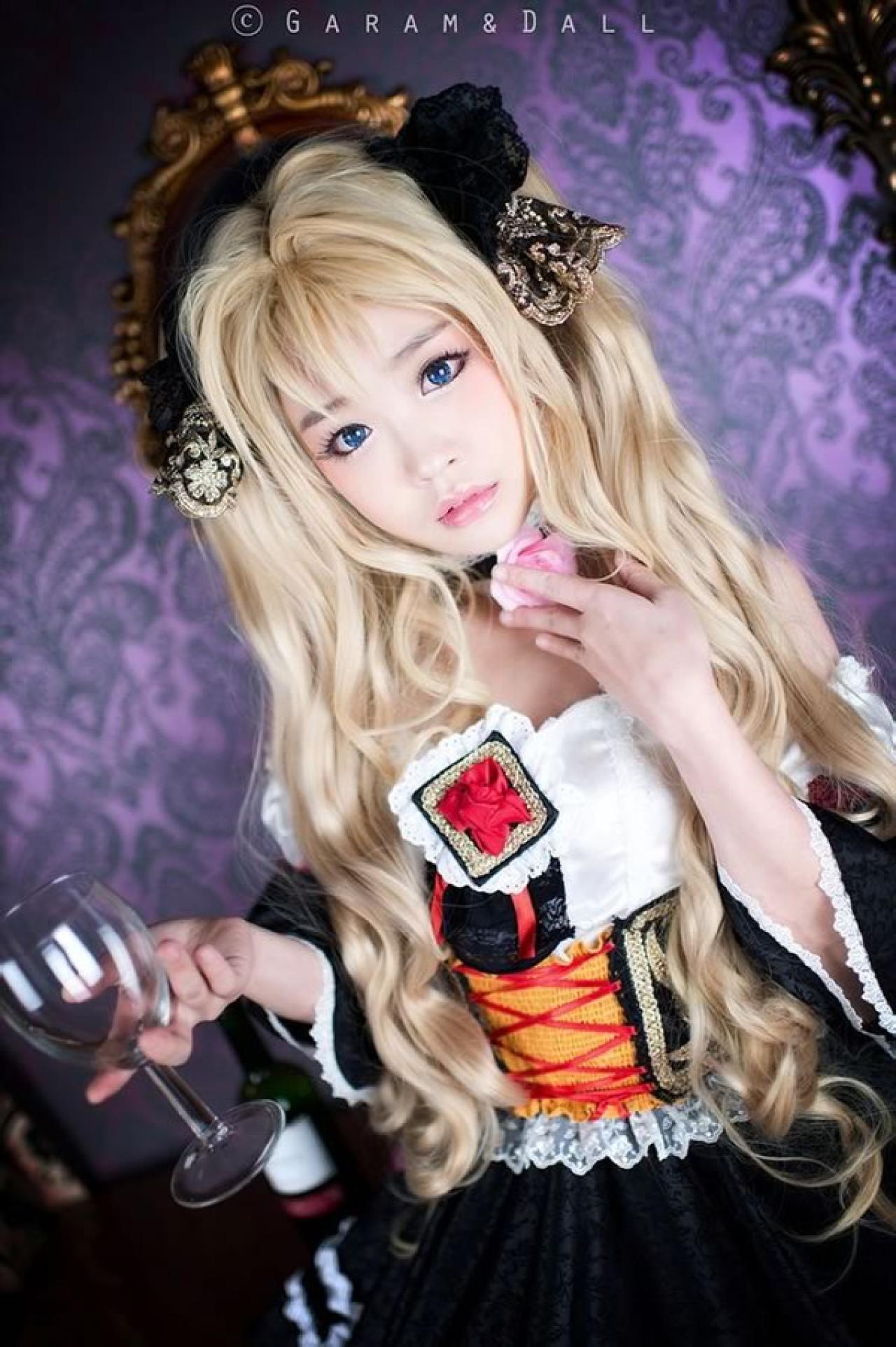 兔娘Tomia穿着黑白洋装端着红酒杯正面照