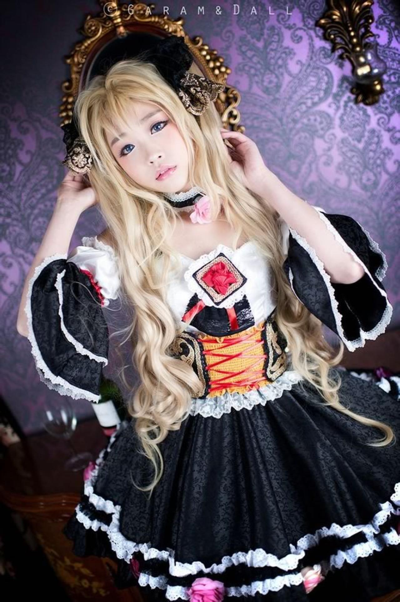 兔娘Tomia穿着黑白洋装双手轻轻摆弄头发