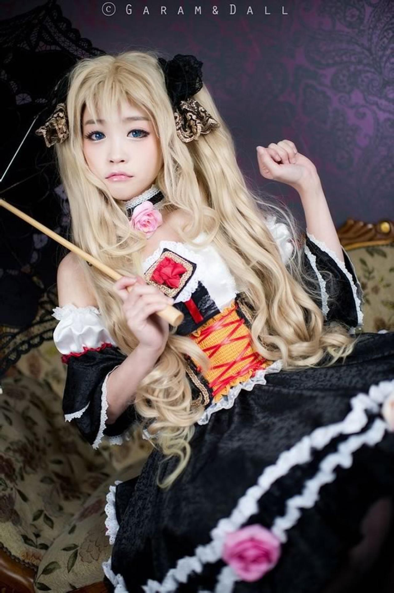 兔娘Tomia穿着黑白洋装举着黑色伞，撅嘴状