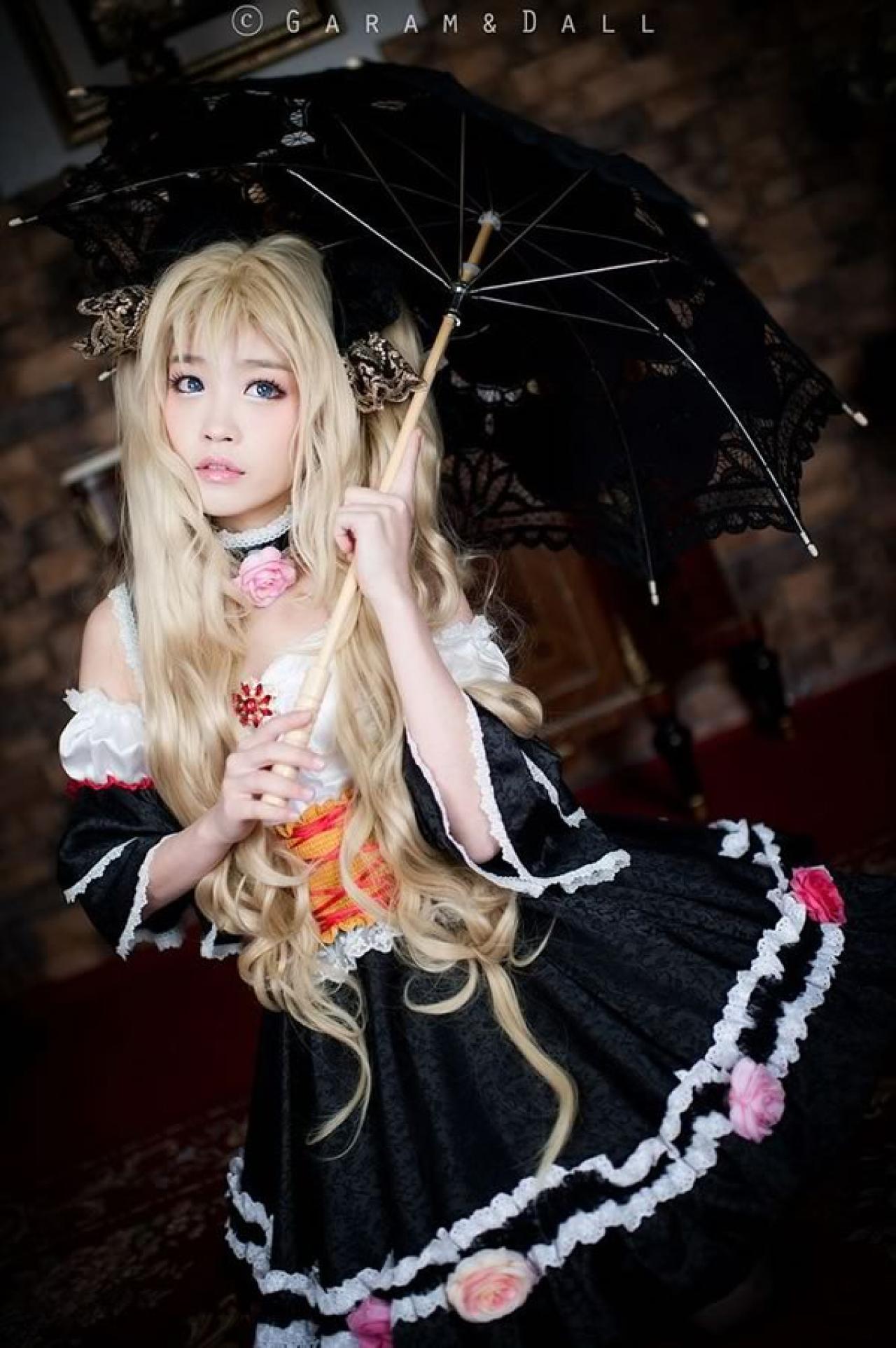 兔娘Tomia穿着黑白洋装双手撑着伞侧面照