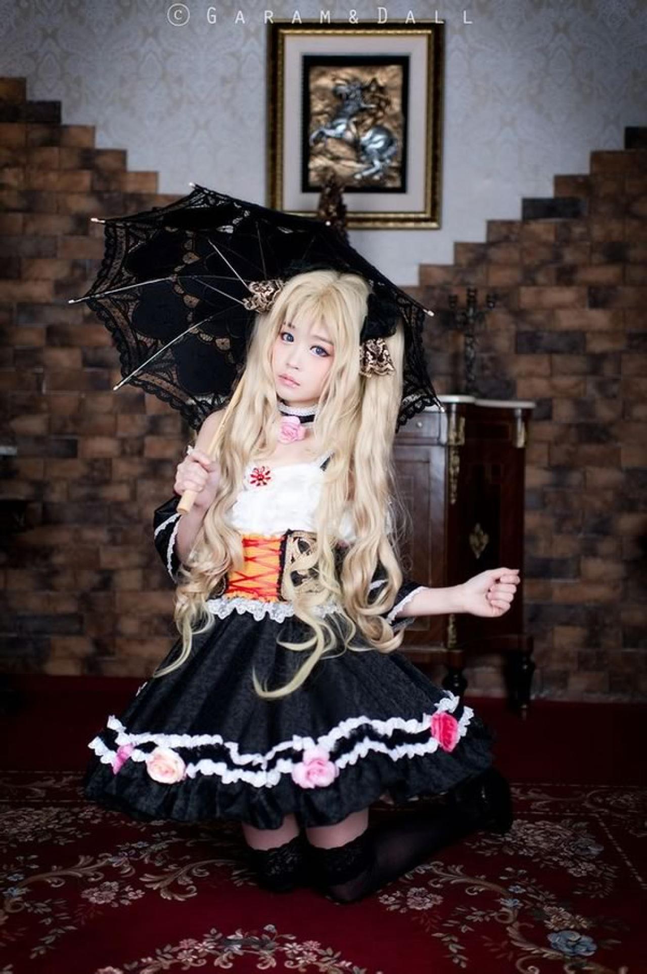 兔娘Tomia穿着黑白洋装撑着伞半跪在红地毯上