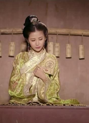 万万没想到小兵过年女主角汪聪在剧中金色古装饰演老板娘，被男主角抹了手正在生气的样子