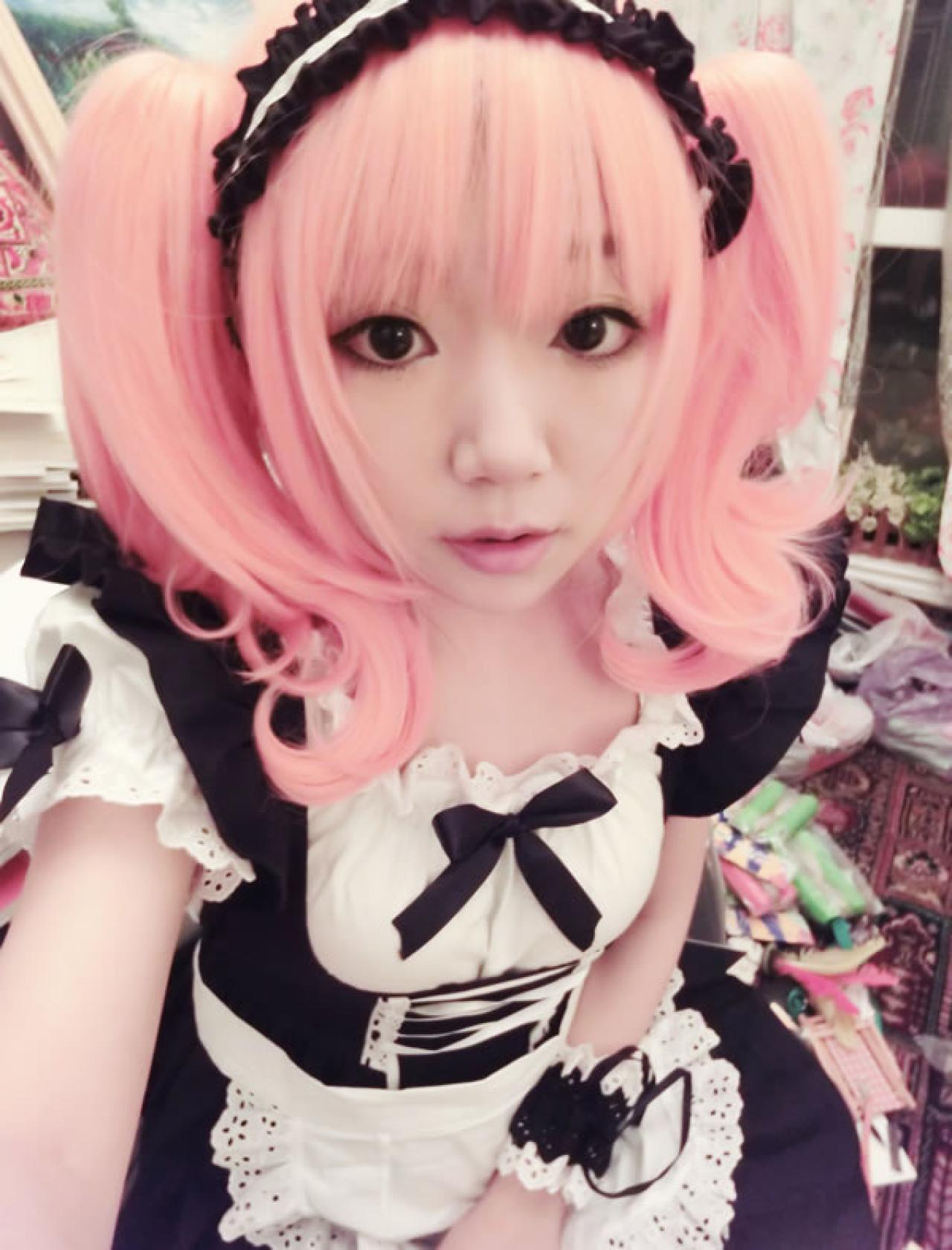 哀绿头戴粉色假发身穿黑色女仆装坐姿