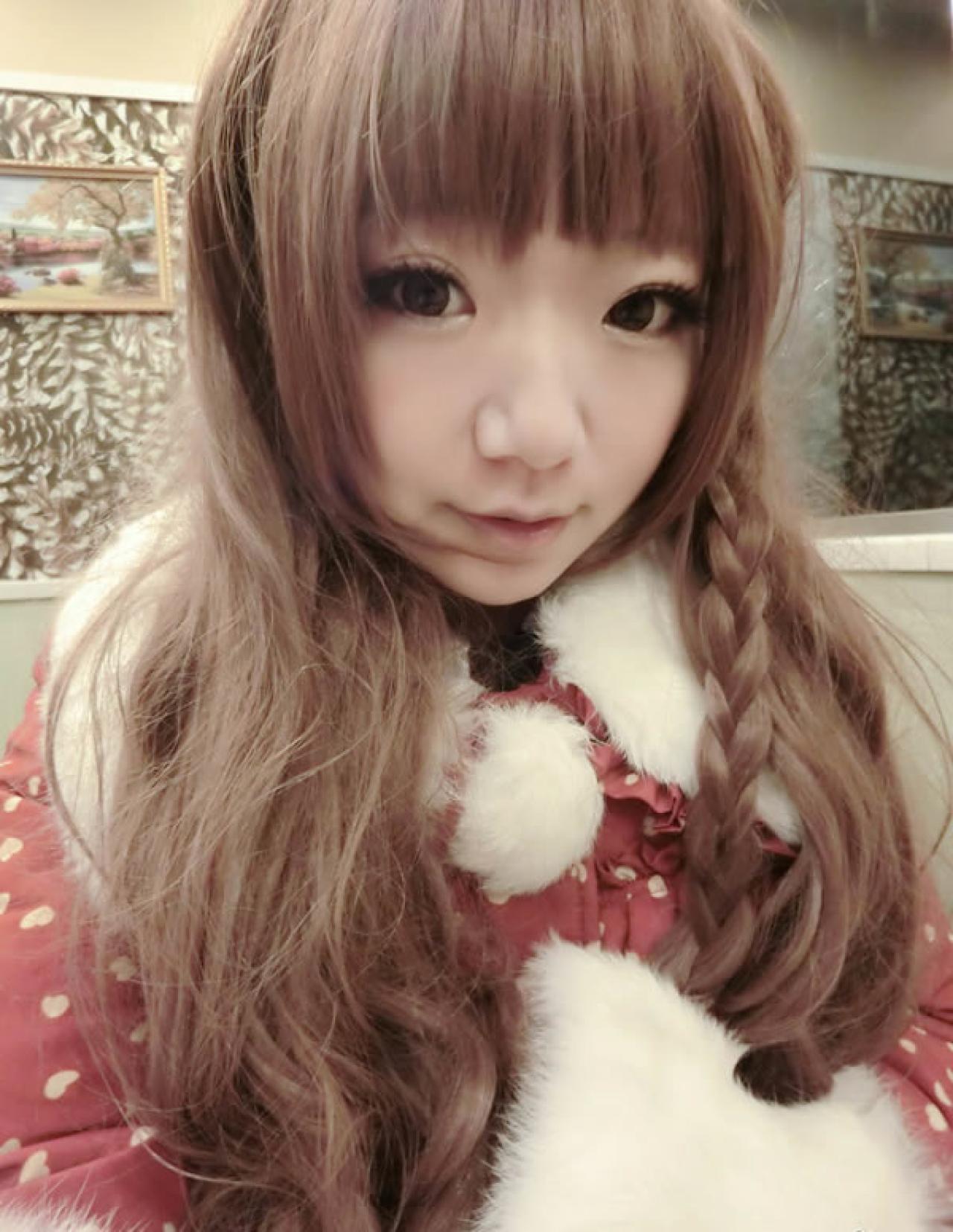 哀绿在13年12月24日平安夜晚在餐厅身穿红色桃心棉服的正面照