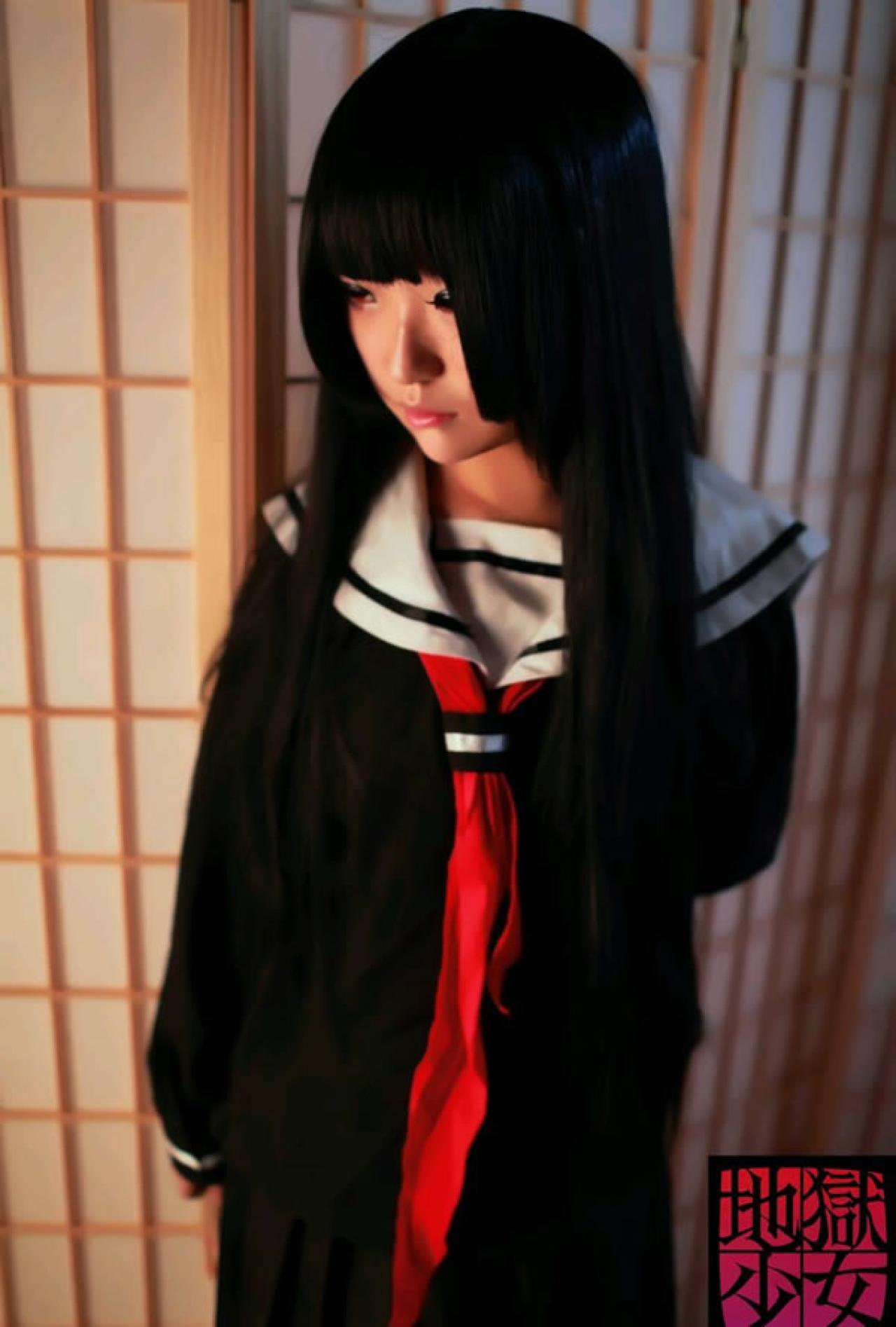 地狱少女穿着黑色水手服脸微侧，全身正面照