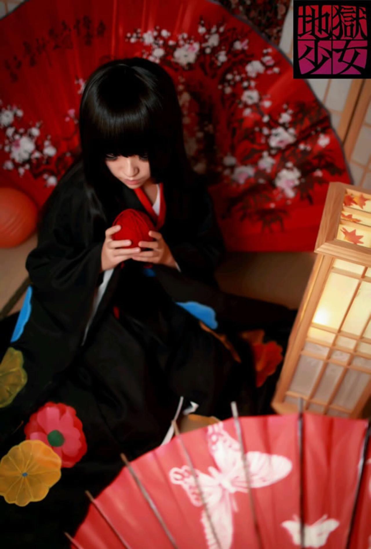 地狱少女穿着黑色水手服双手握着红色毛线球仔细端详