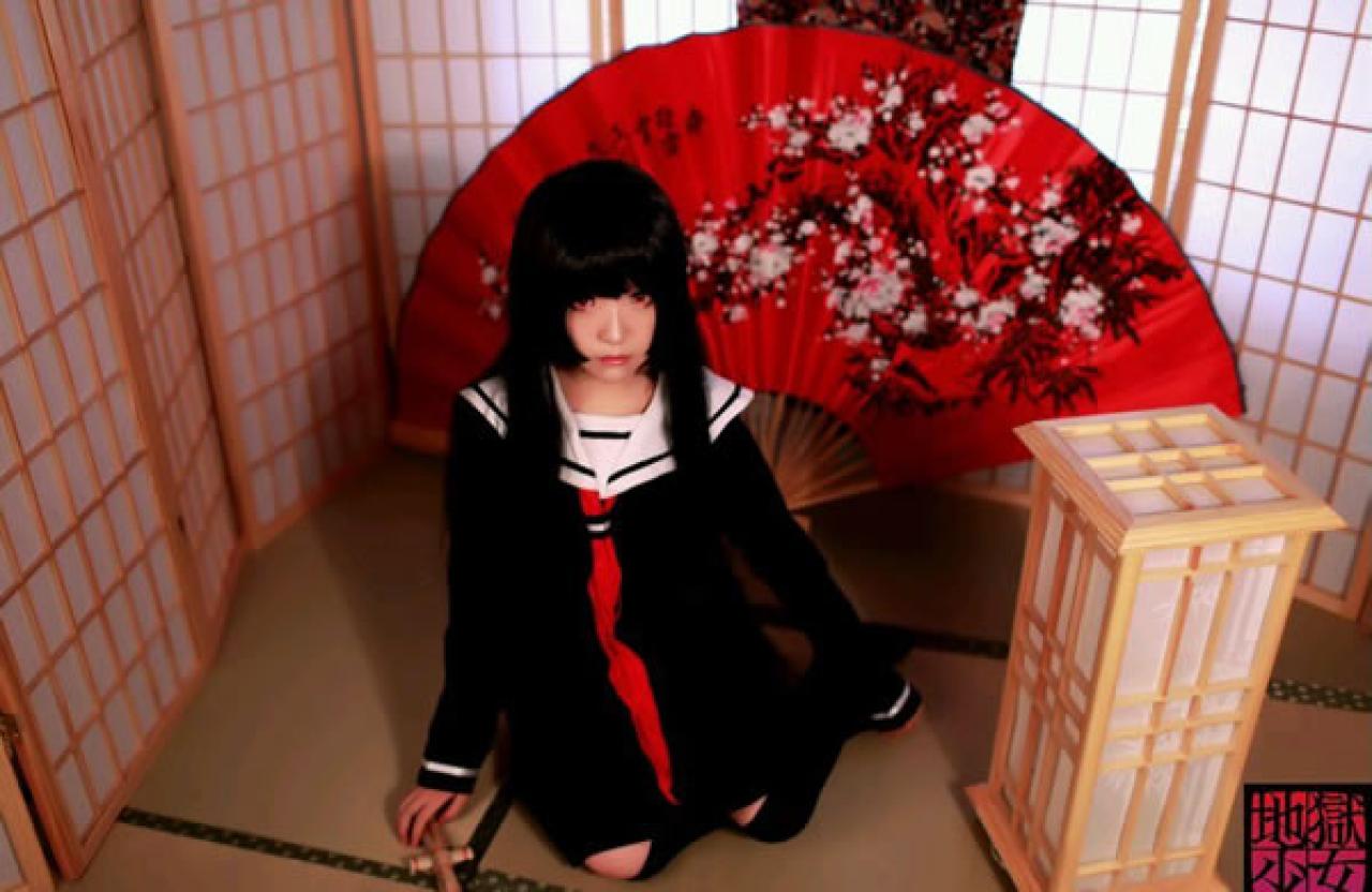 地狱少女穿着黑色水手服跪坐在红色大扇子前