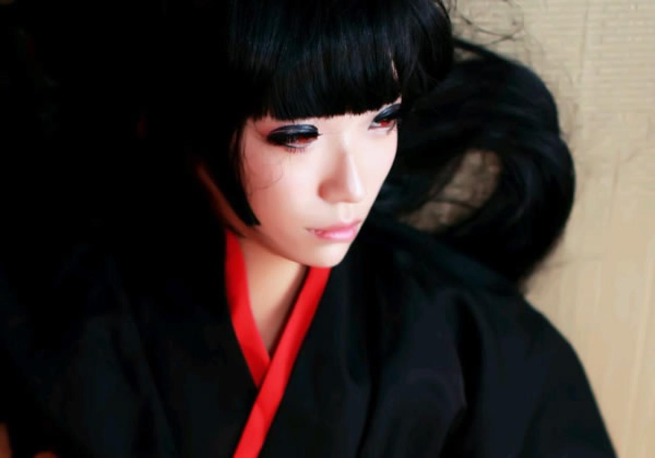 地狱少女穿着黑色水手服侧脸特写稍近照