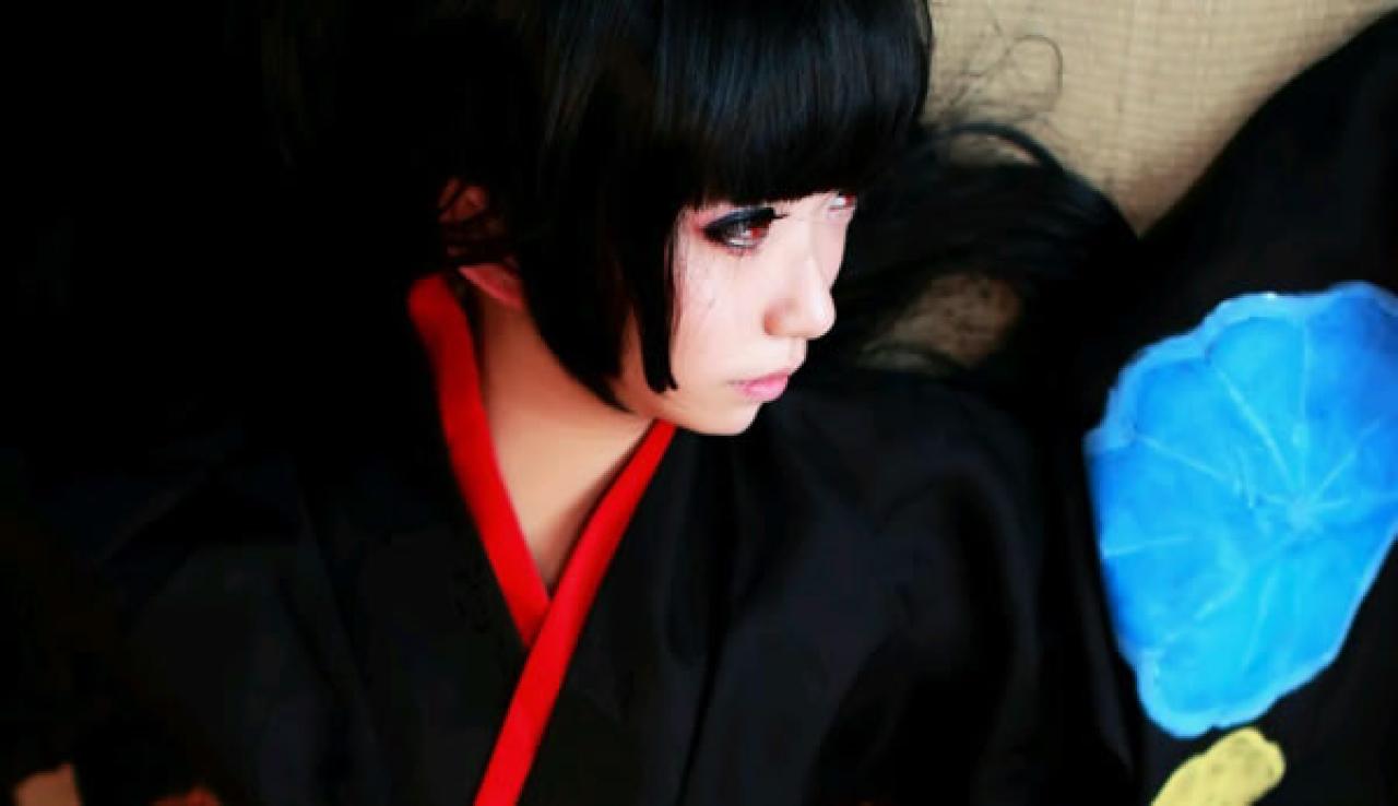 地狱少女穿着黑色水手服侧脸特写稍远照