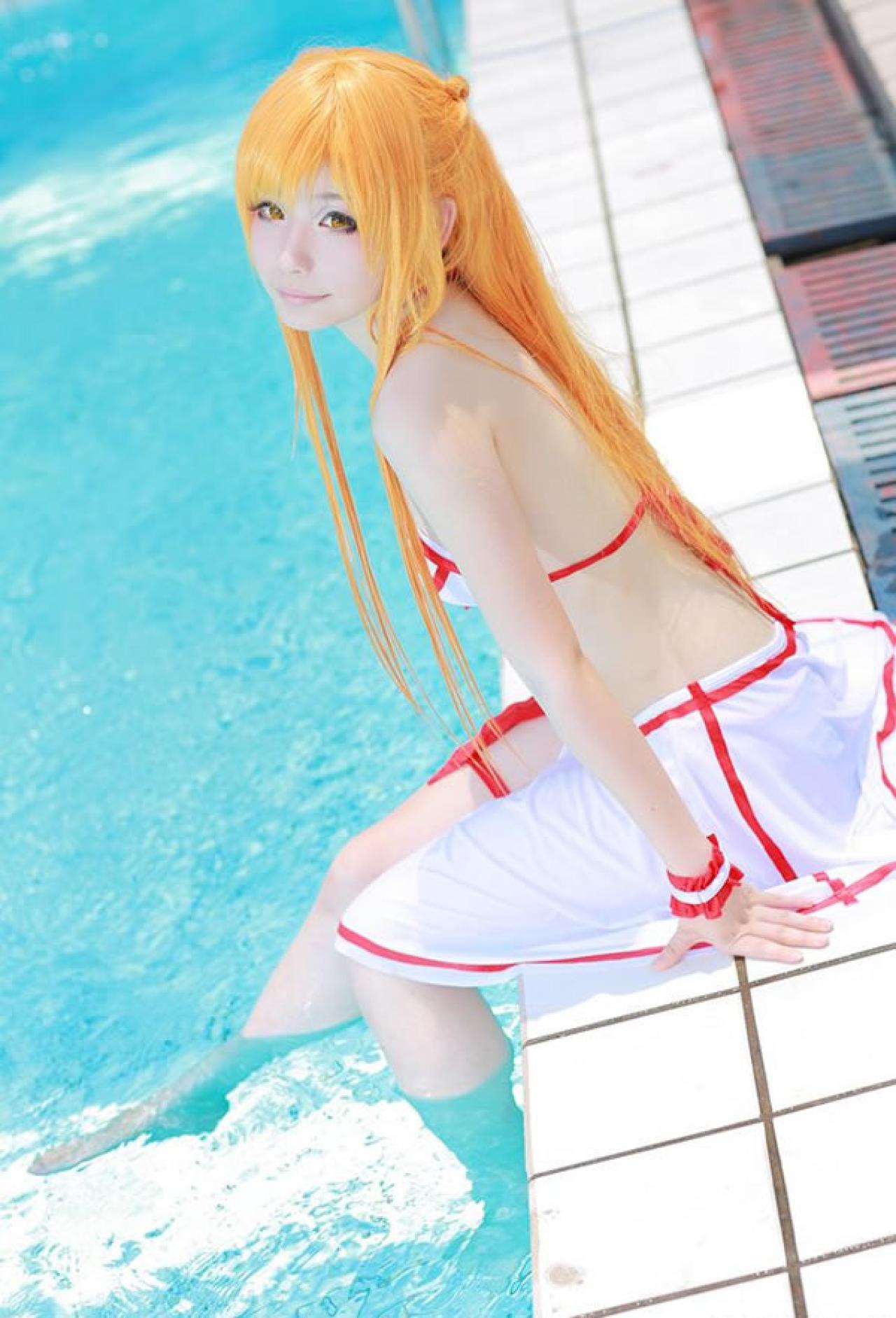 佐流身穿红白泳装扮演刀剑神域亚丝娜坐在游泳池旁，扭头看着镜头侧面照