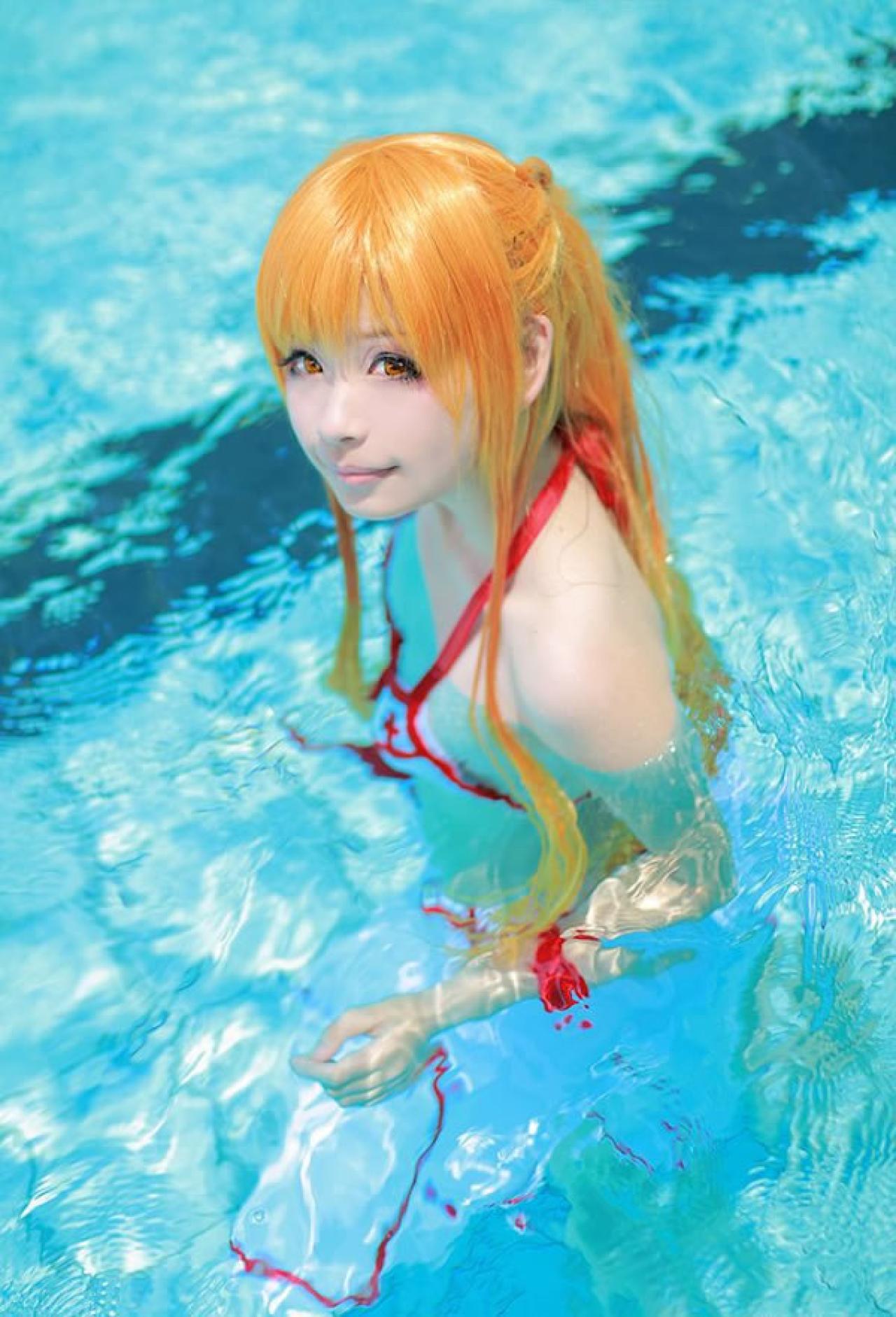 佐流身穿红白泳装扮演刀剑神域亚丝娜站在游泳池里