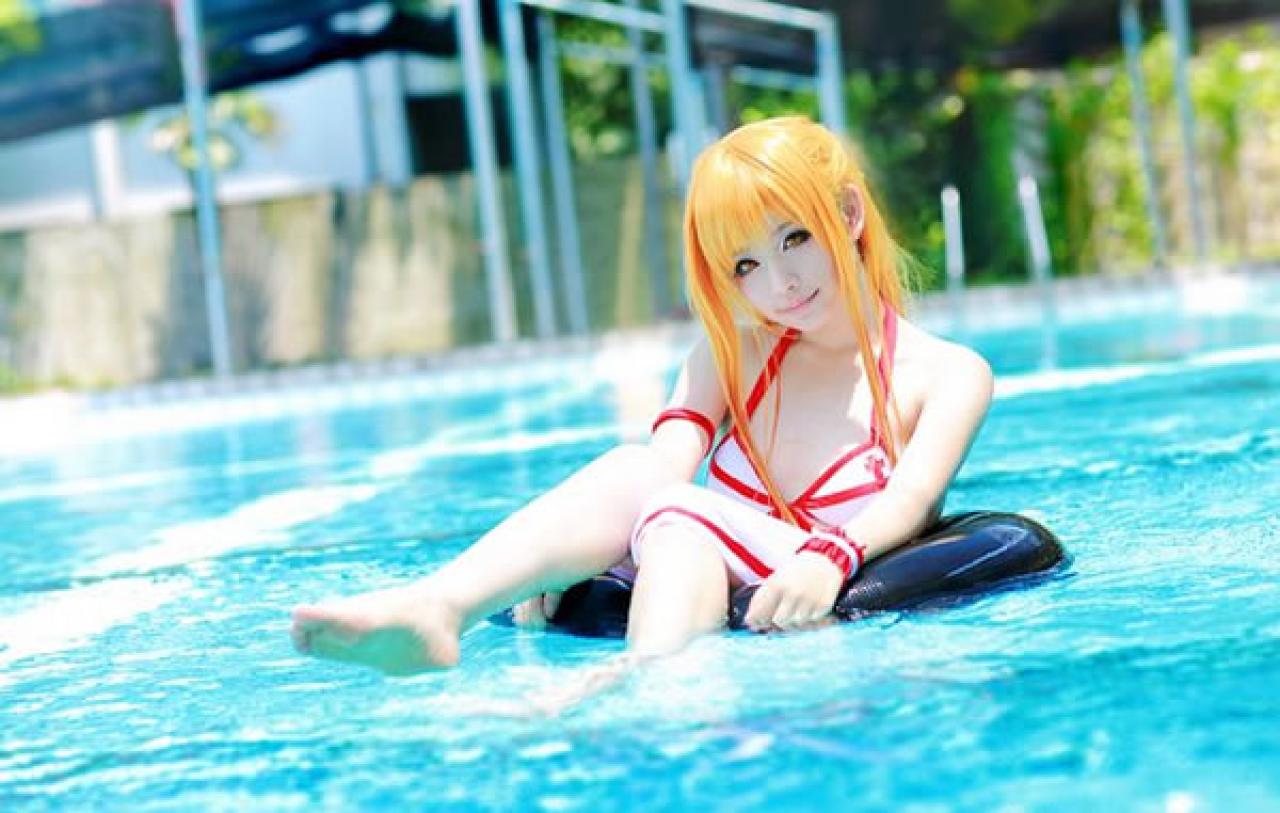 佐流身穿红白泳装扮演刀剑神域亚丝娜坐在游泳池中的游泳圈上