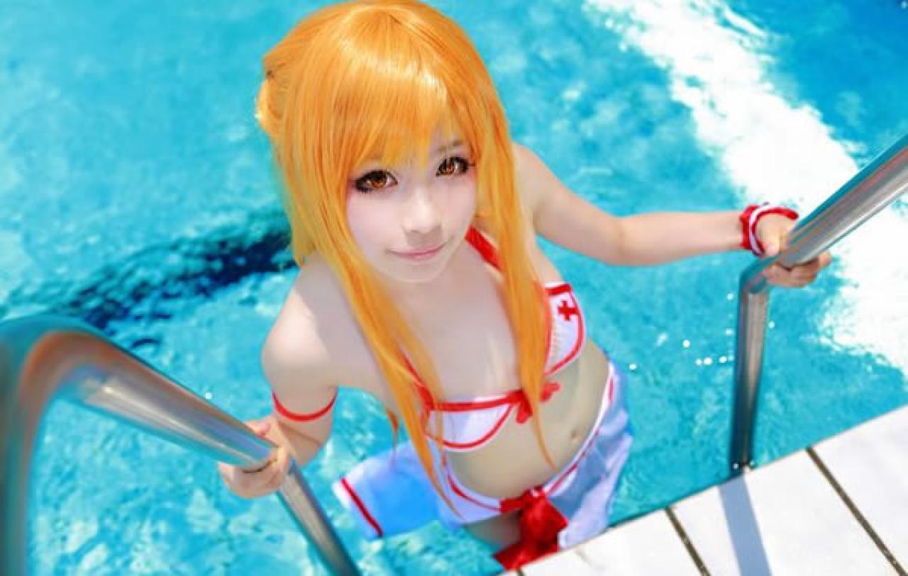 佐流身穿红白泳装扮演刀剑神域亚丝娜正在从游泳池的扶手处上来的俯拍