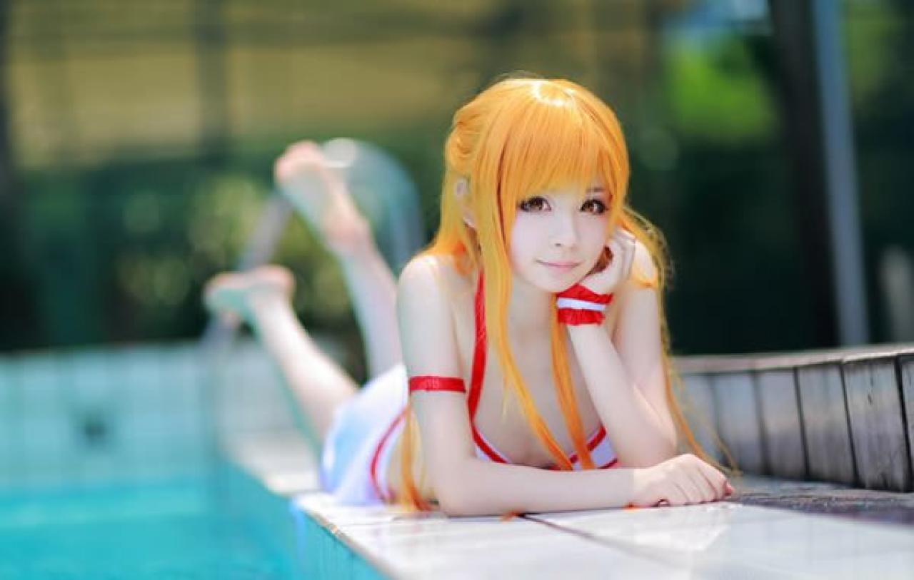 佐流身穿红白泳装扮演刀剑神域亚丝娜趴在游泳池旁