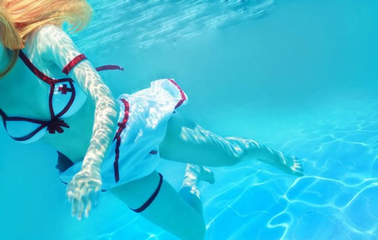 佐流身穿红白泳装扮演刀剑神域亚丝娜潜入水中身体照