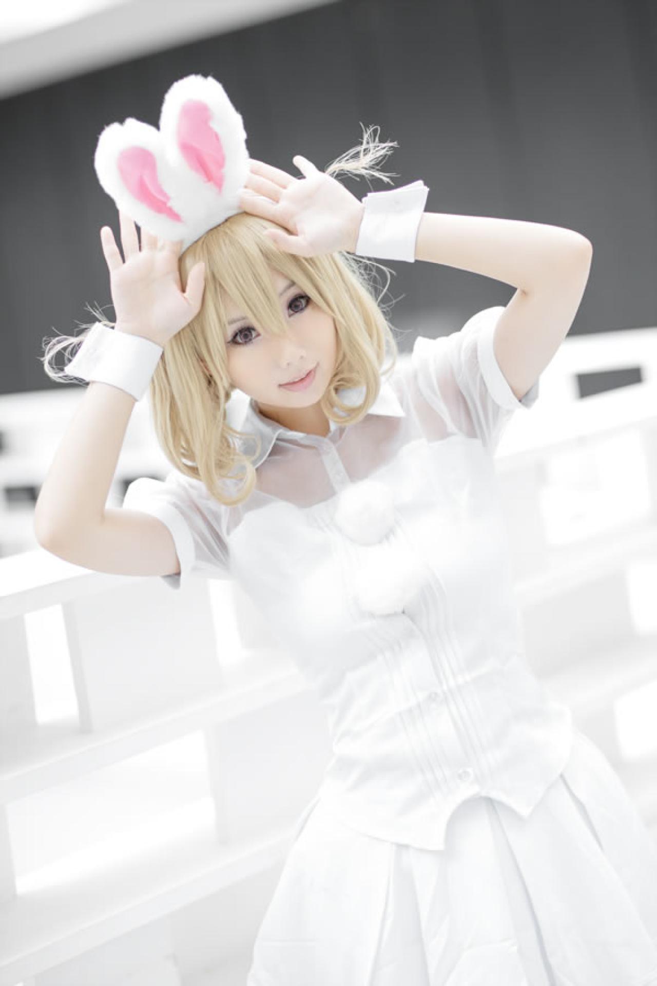 魔法少女小媛SH扮演锁锁美双手放在兔耳两侧卖萌