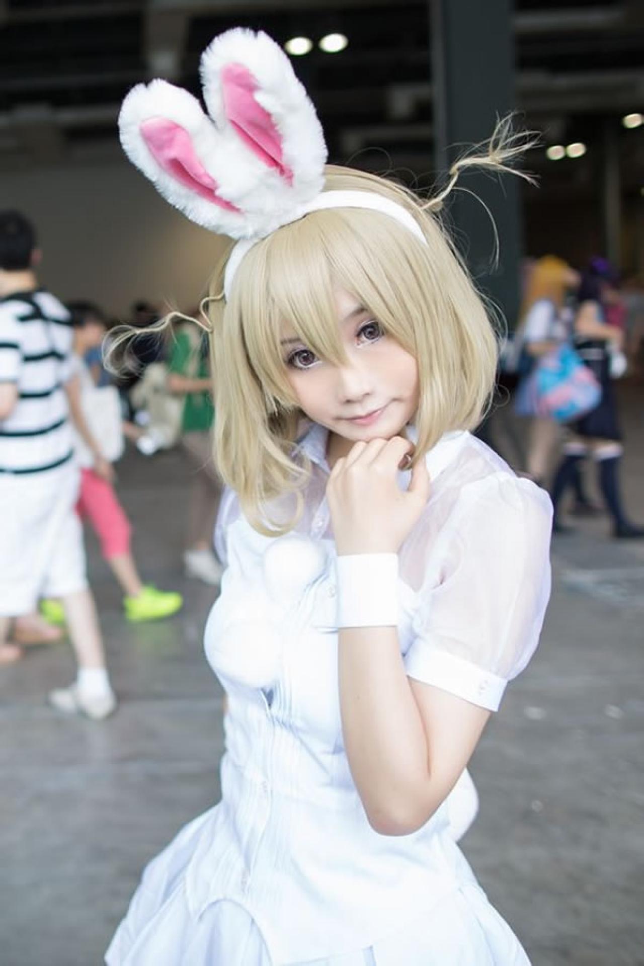 魔法少女小媛SH扮演锁锁美下巴靠在握拳的左手上，正面照