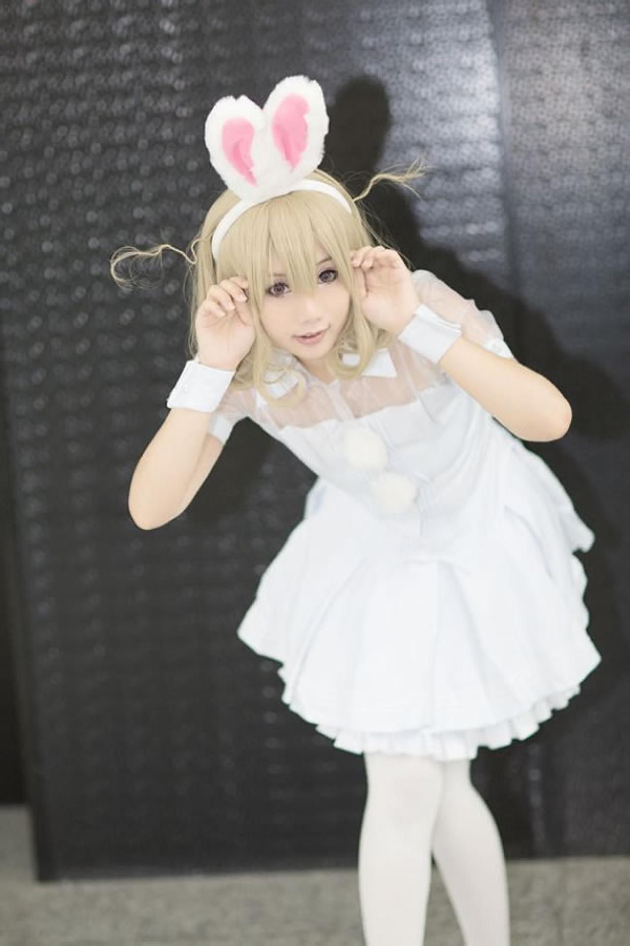 魔法少女小媛SH扮演锁锁美双手扮成小猫俯身照