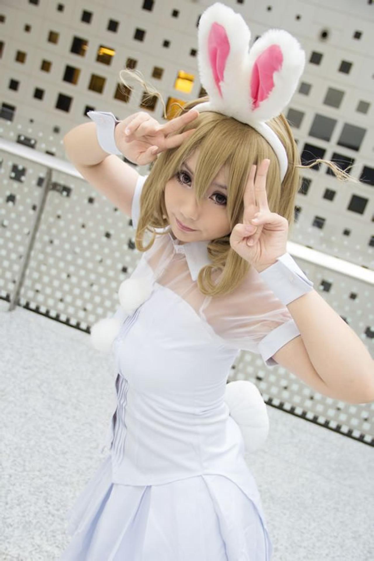 魔法少女小媛SH扮演锁锁美双手食指和中指靠在一起放在脑门两侧作思考状