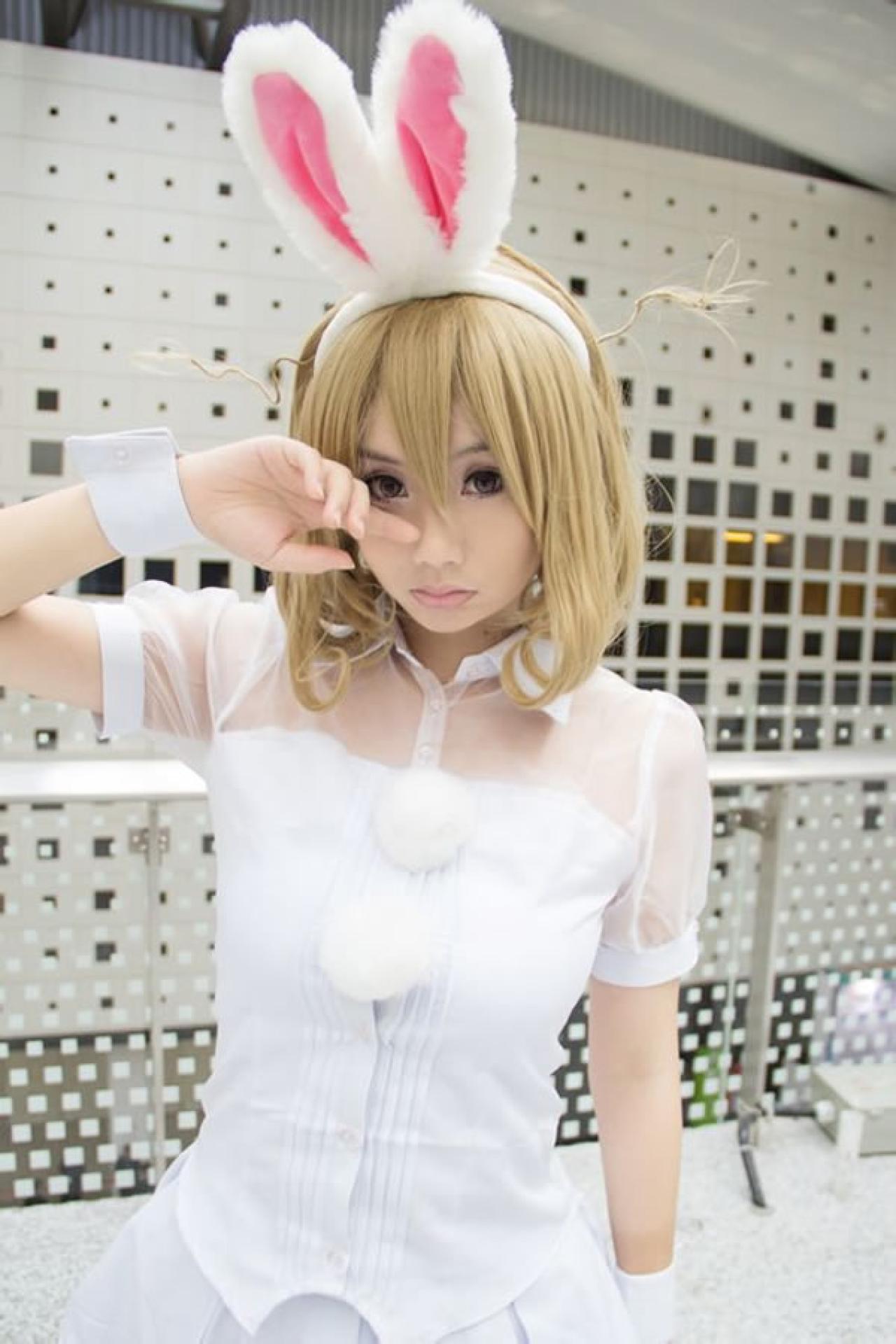 魔法少女小媛SH扮演锁锁美手指放在眼镜下，作擦眼泪状，楚楚可怜