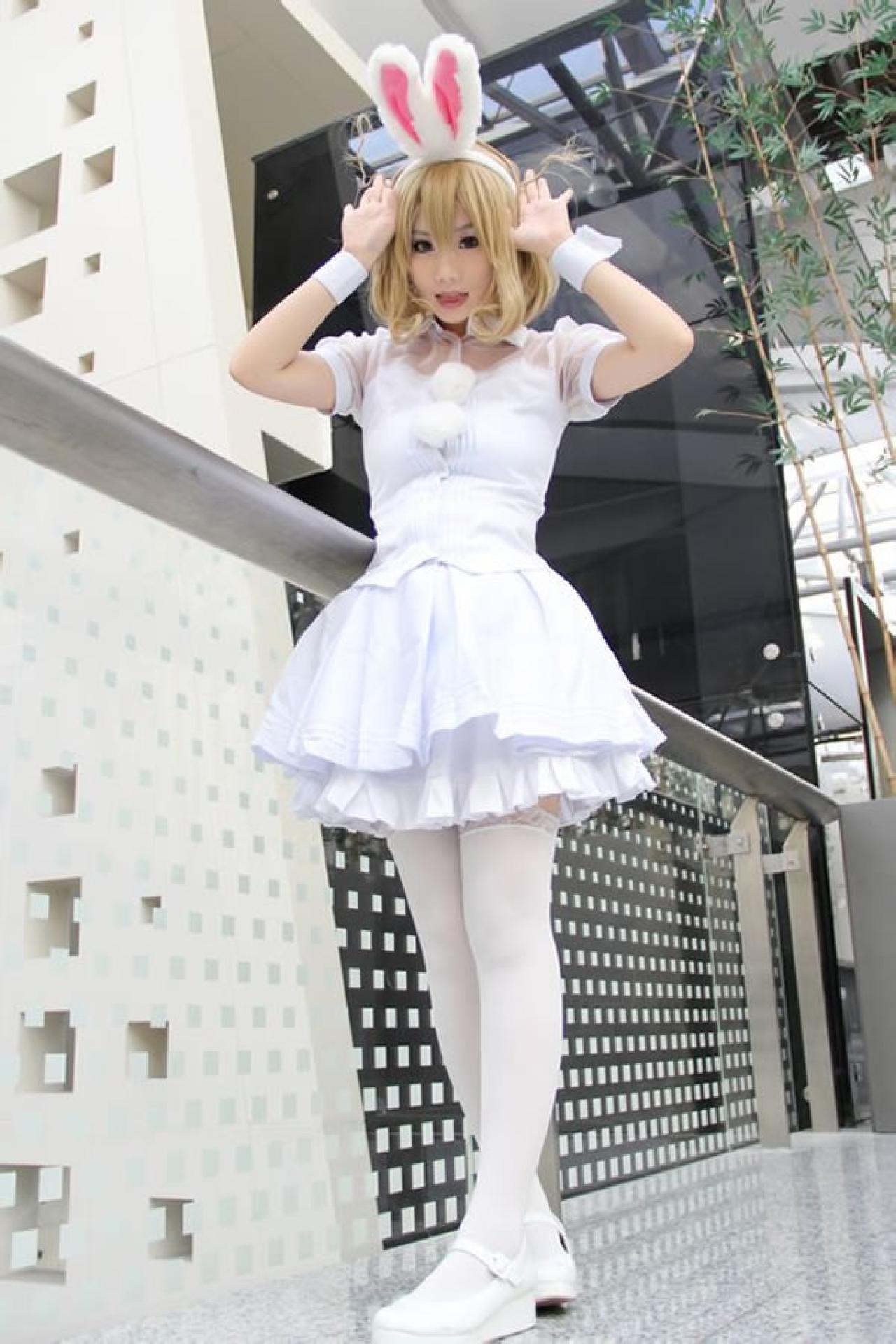 魔法少女小媛SH扮演锁锁美双手放在两侧按住耳朵，吐舌卖萌状