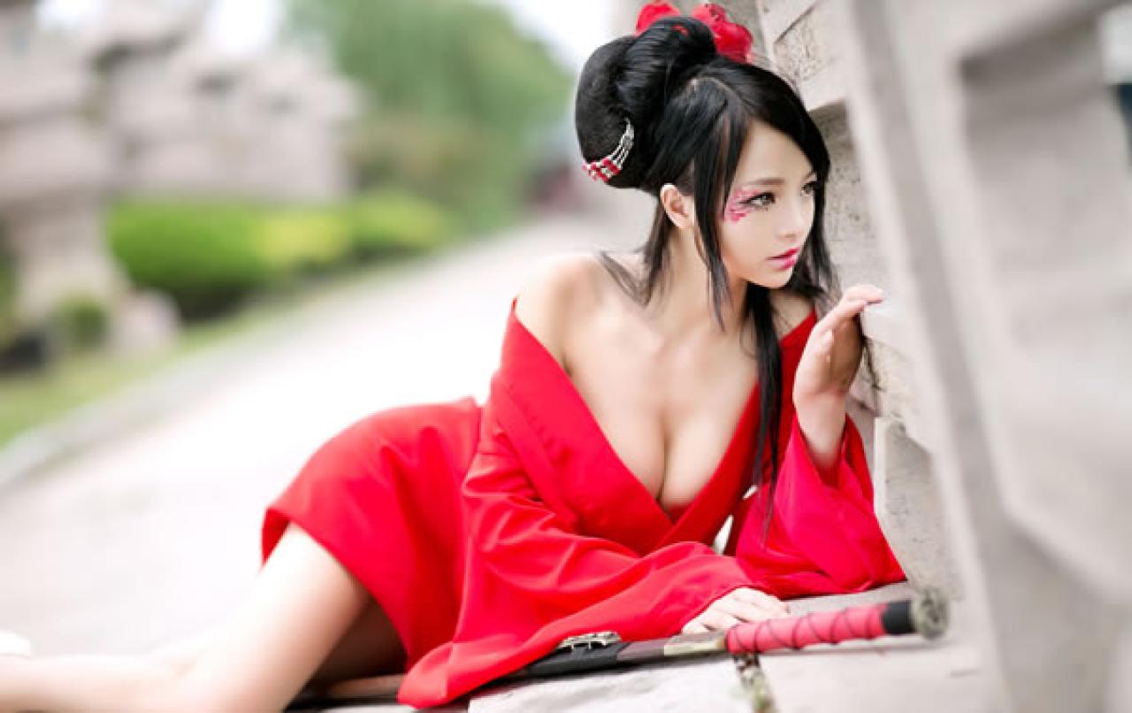 歪歪穿着大红色绸缎趴在石桥，在栏杆的缝隙中眺望