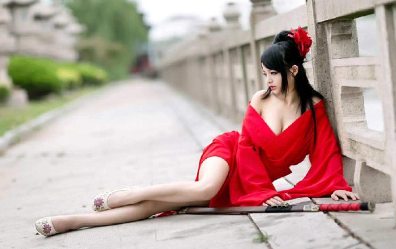 歪歪穿着大红色绸缎靠着石桥栏杆侧躺，有点失望的样子