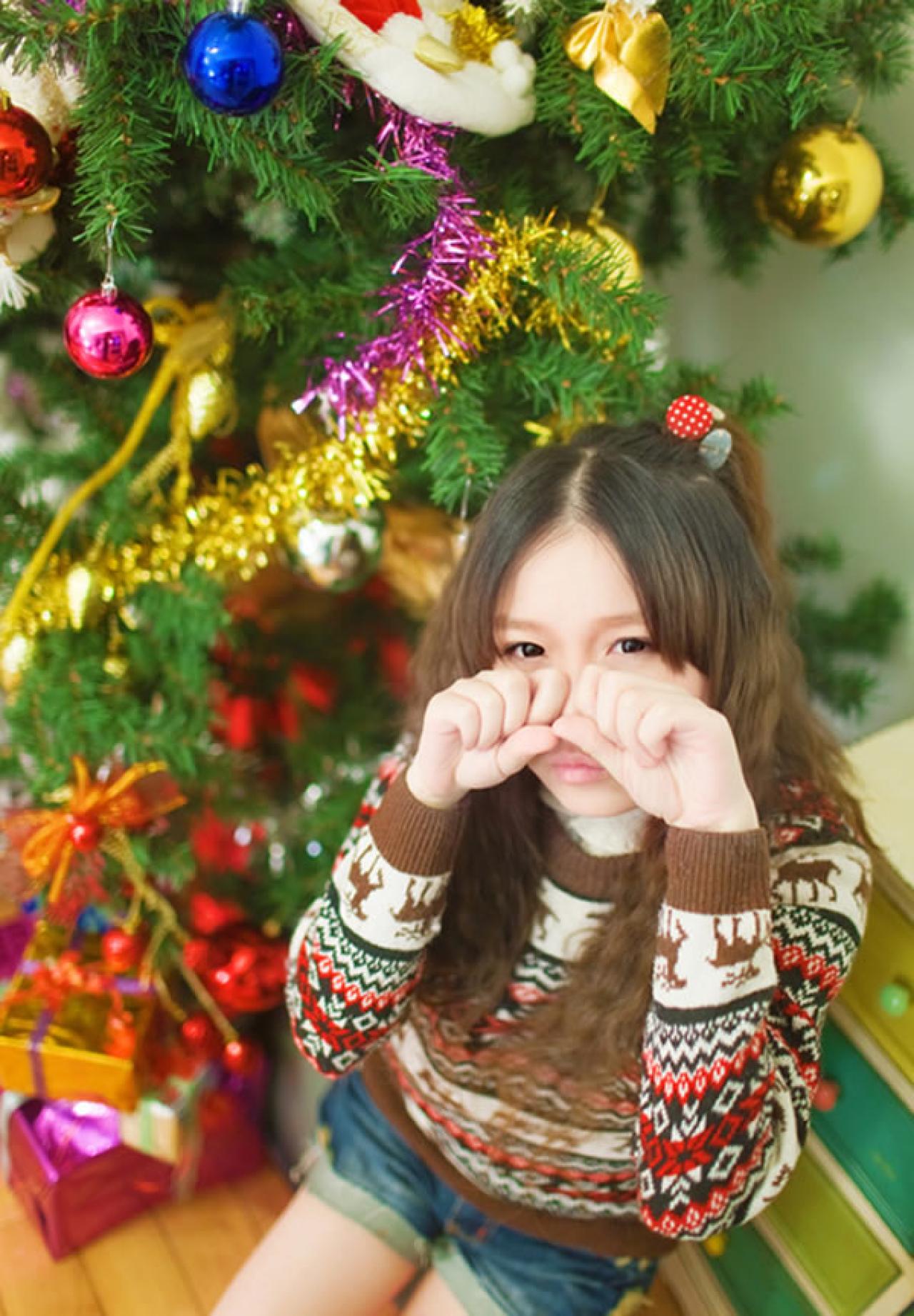 本兮冬季圣诞写真，本兮双手揉眼，扮作哭鼻子的样子