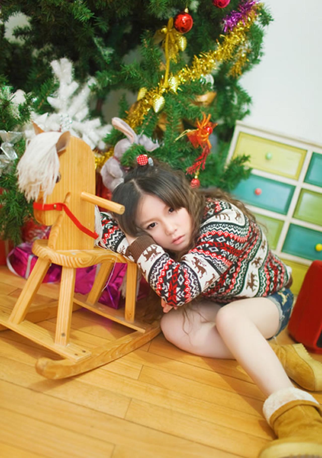 本兮冬季圣诞写真，本兮趴在圣诞树前的小木马上