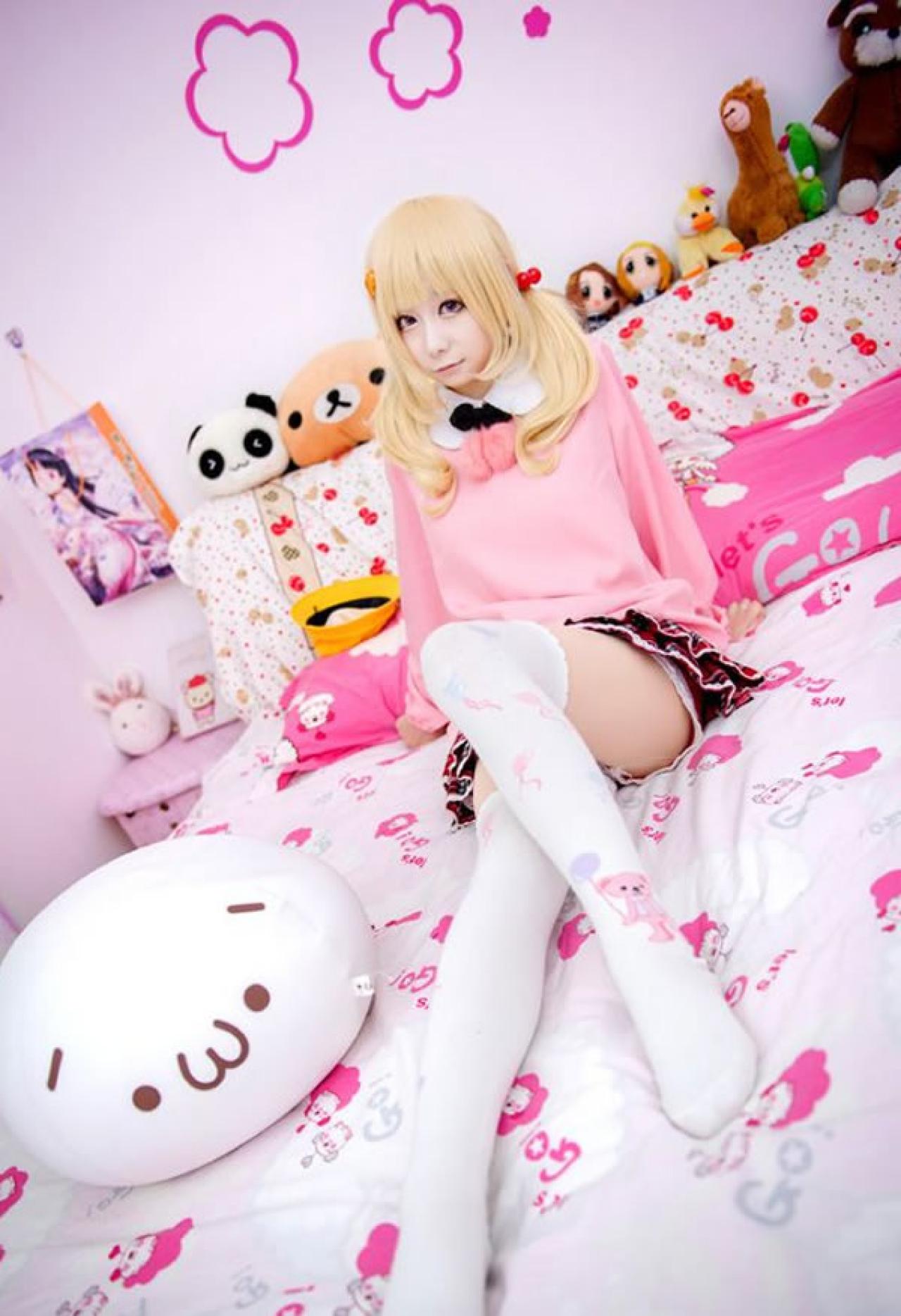 小甜幼稚园Cosplay穿着粉衣半坐在床上