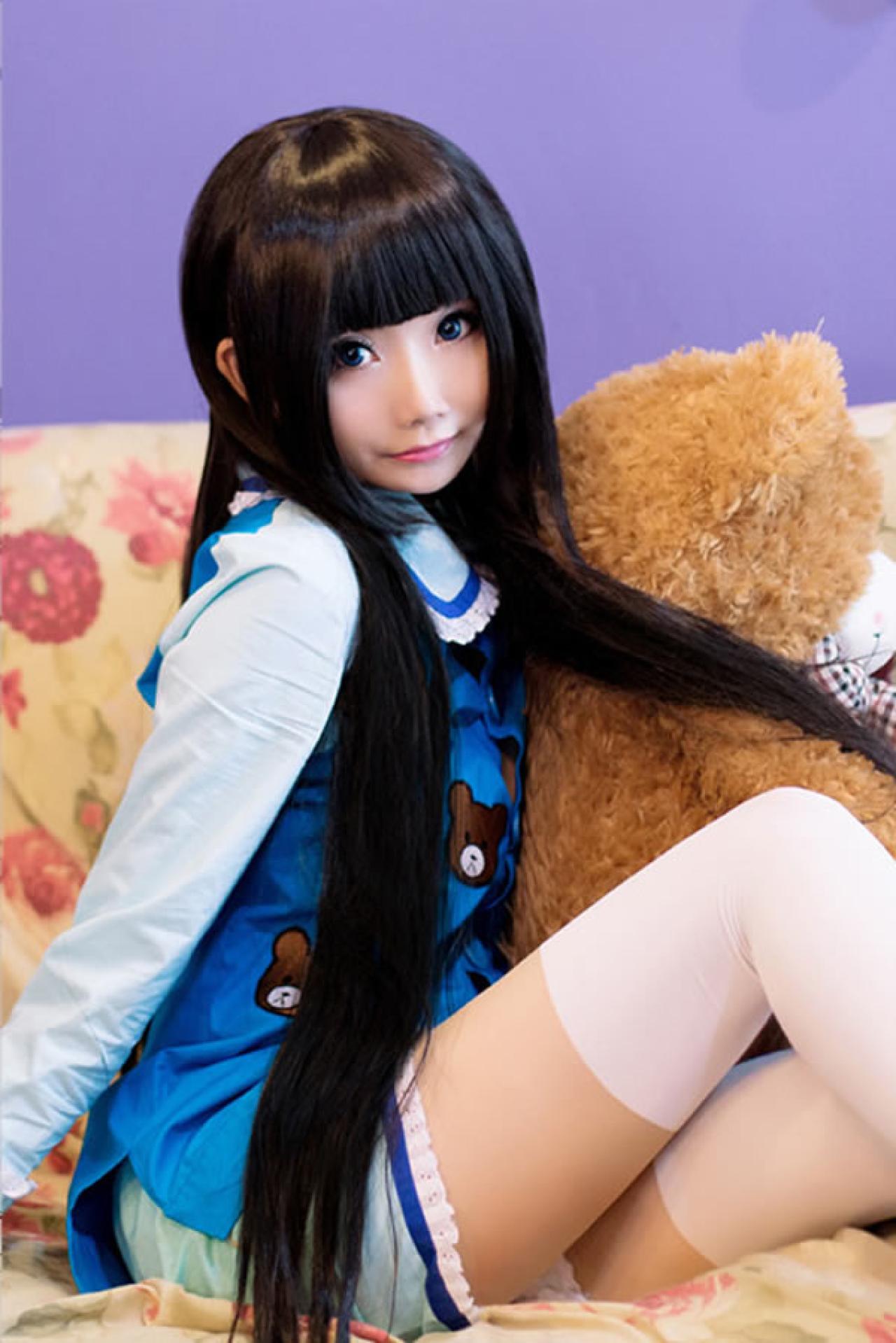 魔法少女小媛SH扮演神的记事本爱丽丝抱着小熊坐在沙发上侧面照