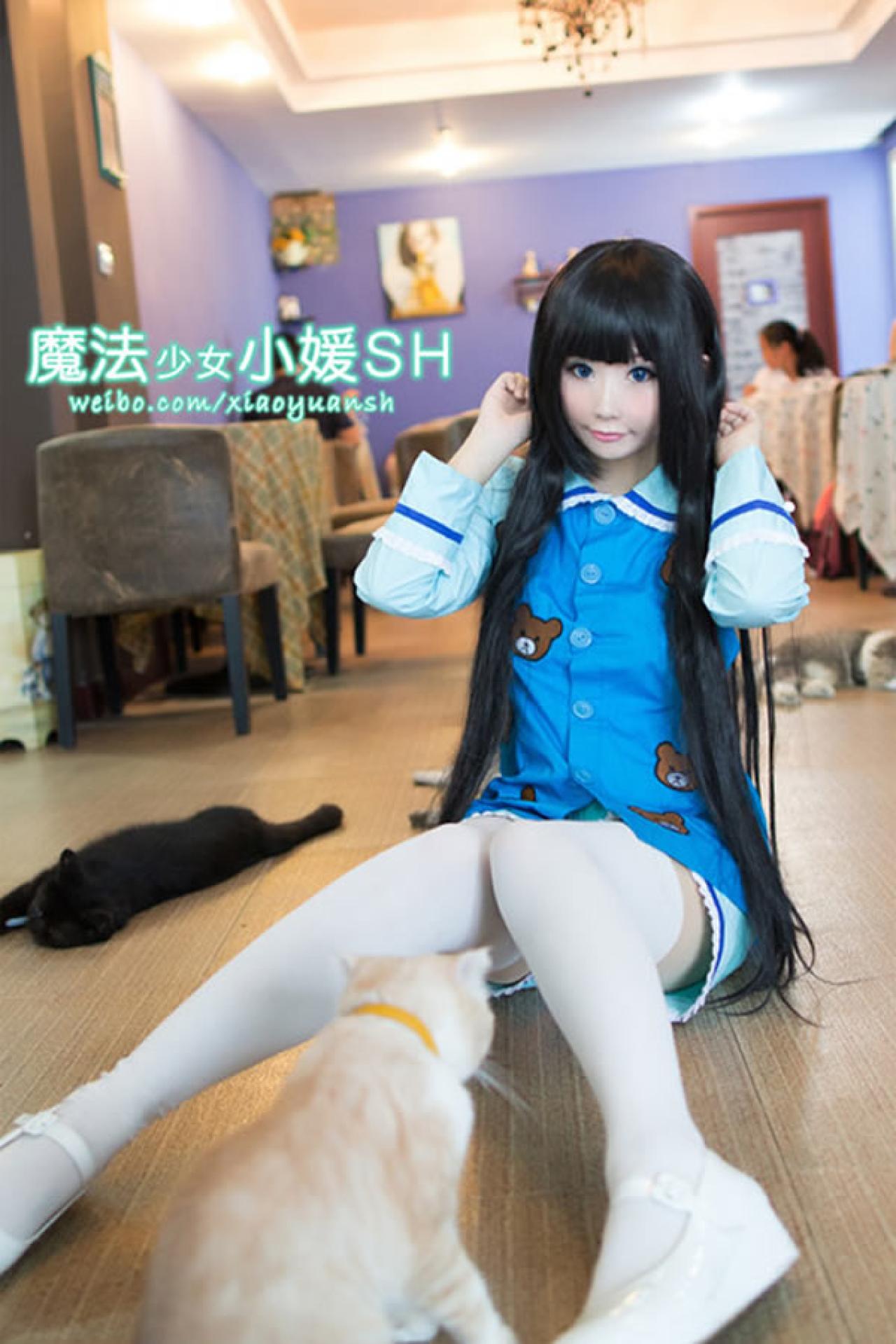 魔法少女小媛SH扮演神的记事本爱丽丝坐在木地板上，地板上躺着很多小猫，还有一只小猫在爱丽丝的前面看着她