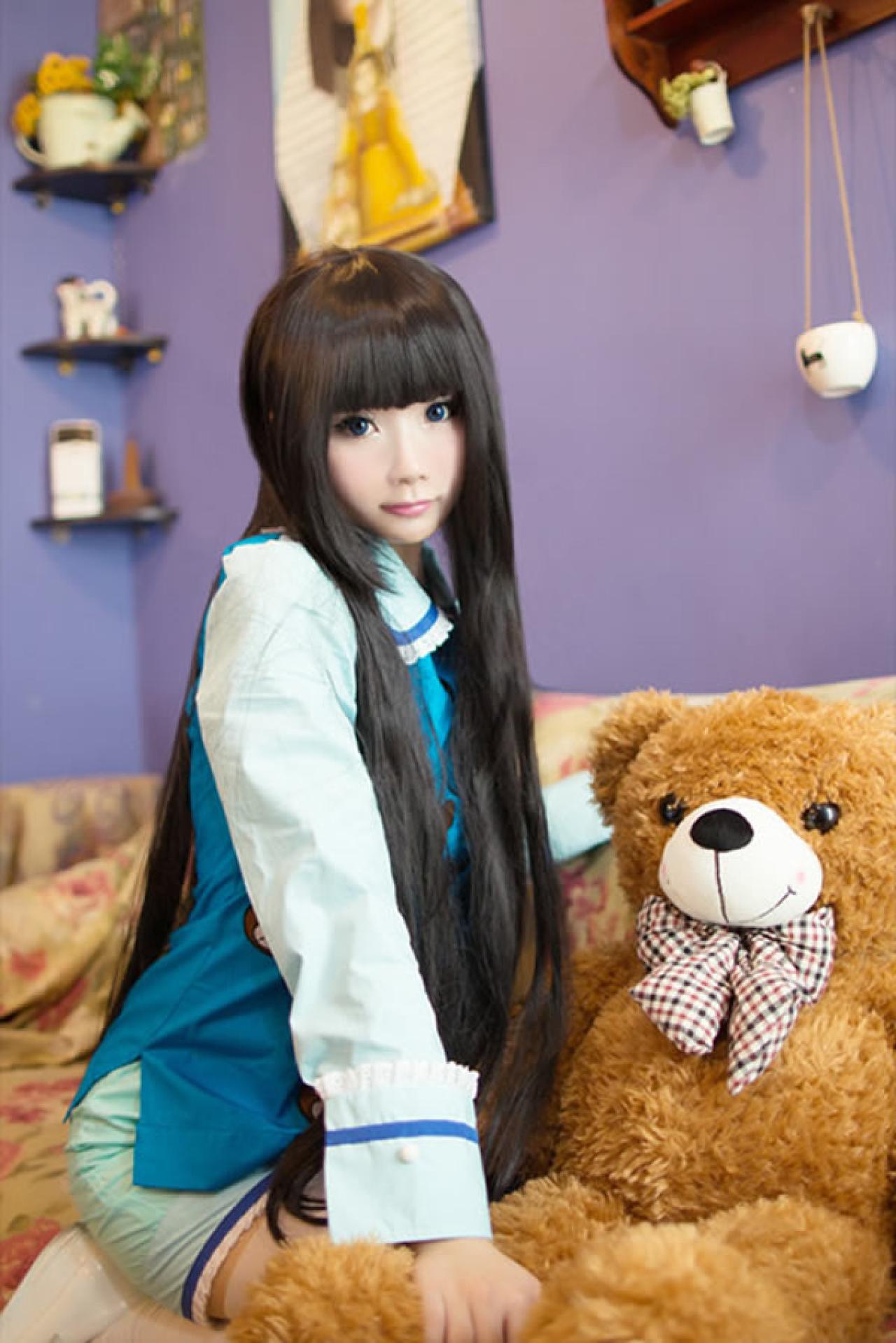 魔法少女小媛SH扮演神的记事本爱丽丝握着毛绒小熊的腿半跪在小熊旁边