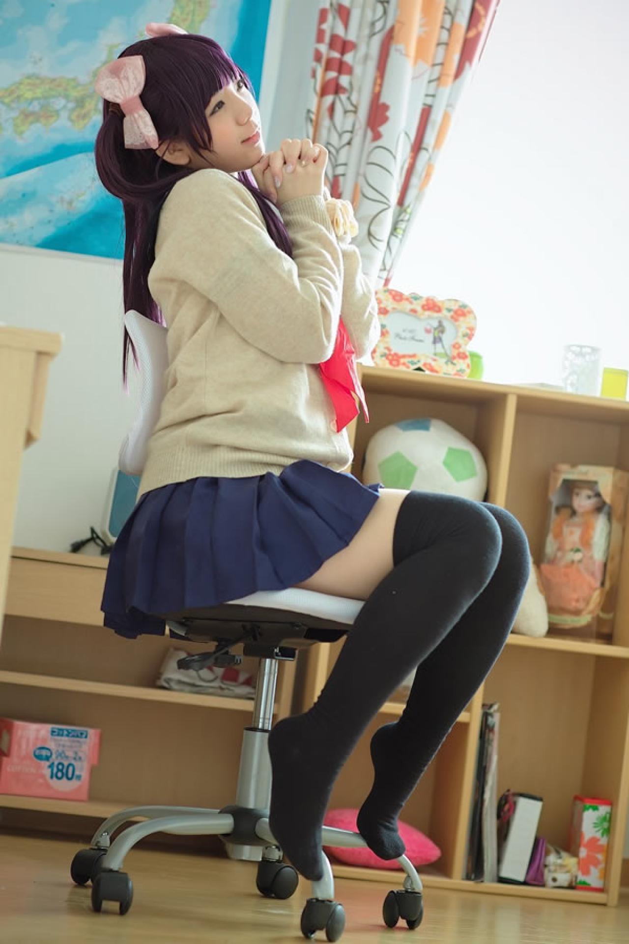 香坂ゆん扮演京野明日香身穿水手服和米色羊毛衫双手握着拳，放在胸前，开心的祈祷着